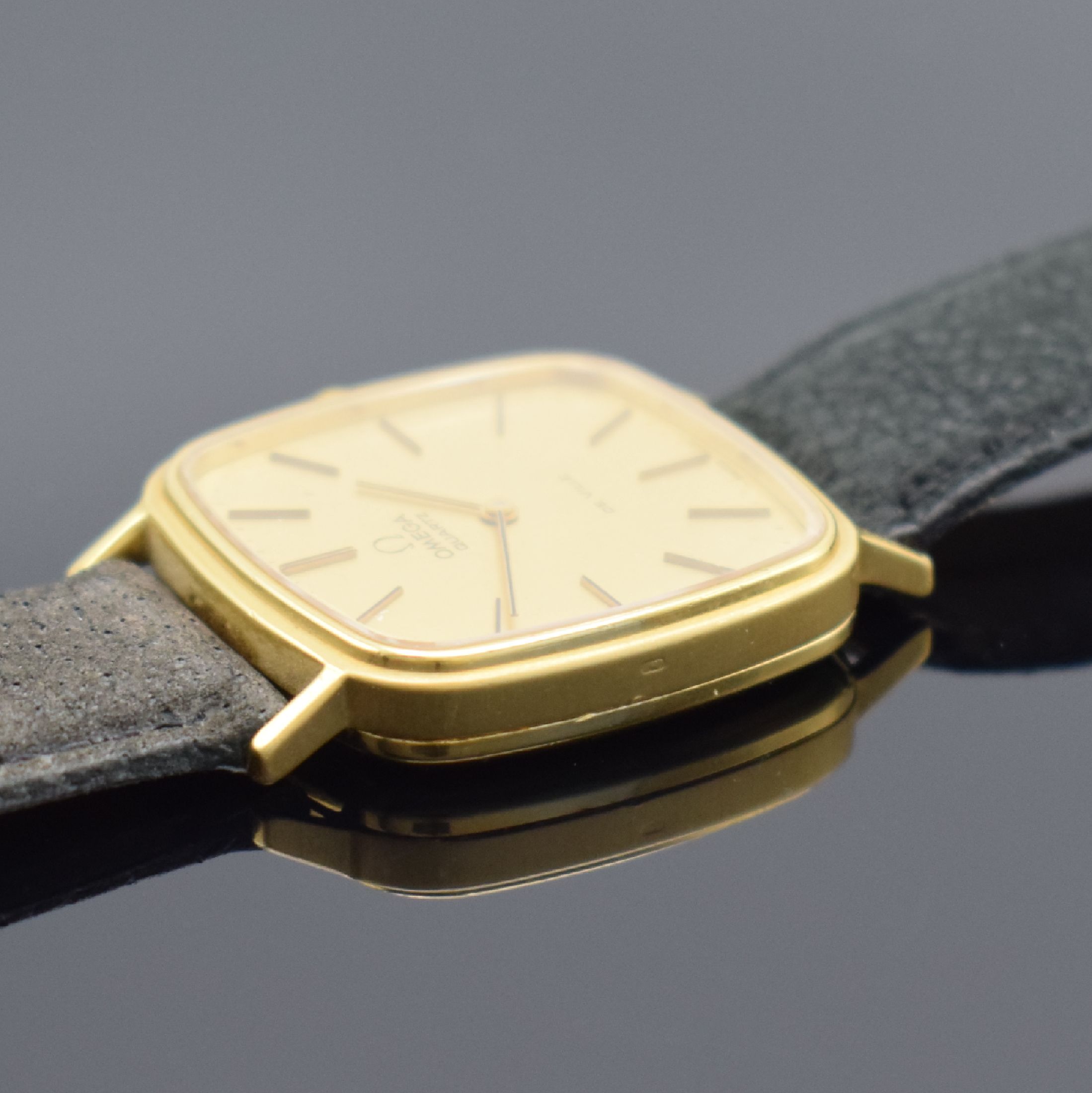 Detail b: OMEGA De Ville Herrenarmbanduhr in GG 750/000, Schweiz um 1977, quarz, Ref. 191.0045, Boden aufgedr., goldfarb. Zifferbl. m. aufgel. Std.-Ind., ...