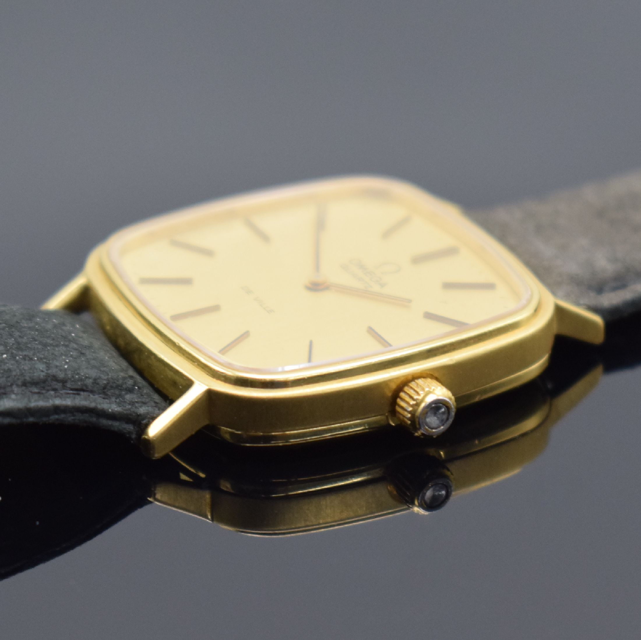 Detail c: OMEGA De Ville Herrenarmbanduhr in GG 750/000, Schweiz um 1977, quarz, Ref. 191.0045, Boden aufgedr., goldfarb. Zifferbl. m. aufgel. Std.-Ind., ...