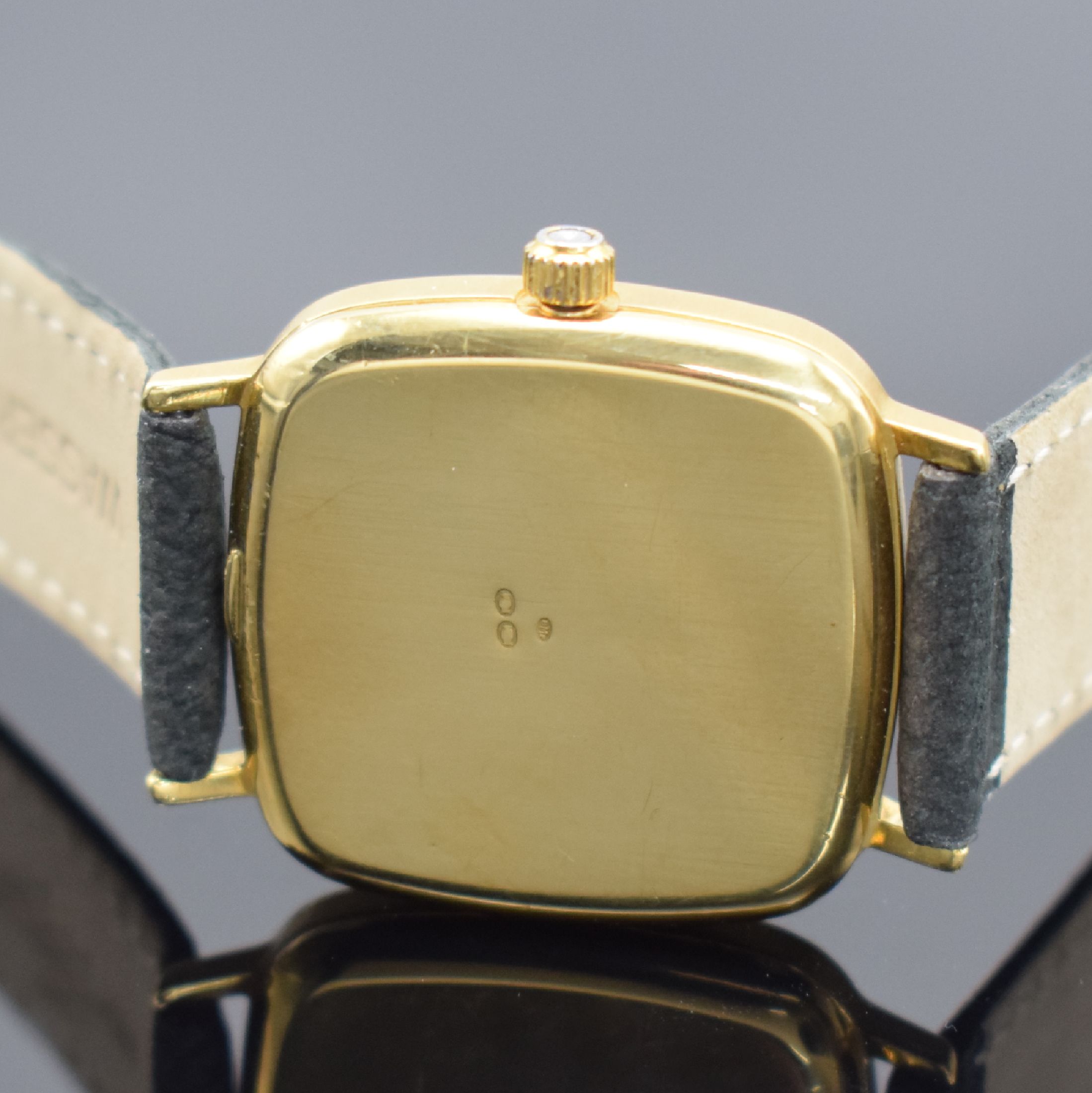 Detail d: OMEGA De Ville Herrenarmbanduhr in GG 750/000, Schweiz um 1977, quarz, Ref. 191.0045, Boden aufgedr., goldfarb. Zifferbl. m. aufgel. Std.-Ind., ...
