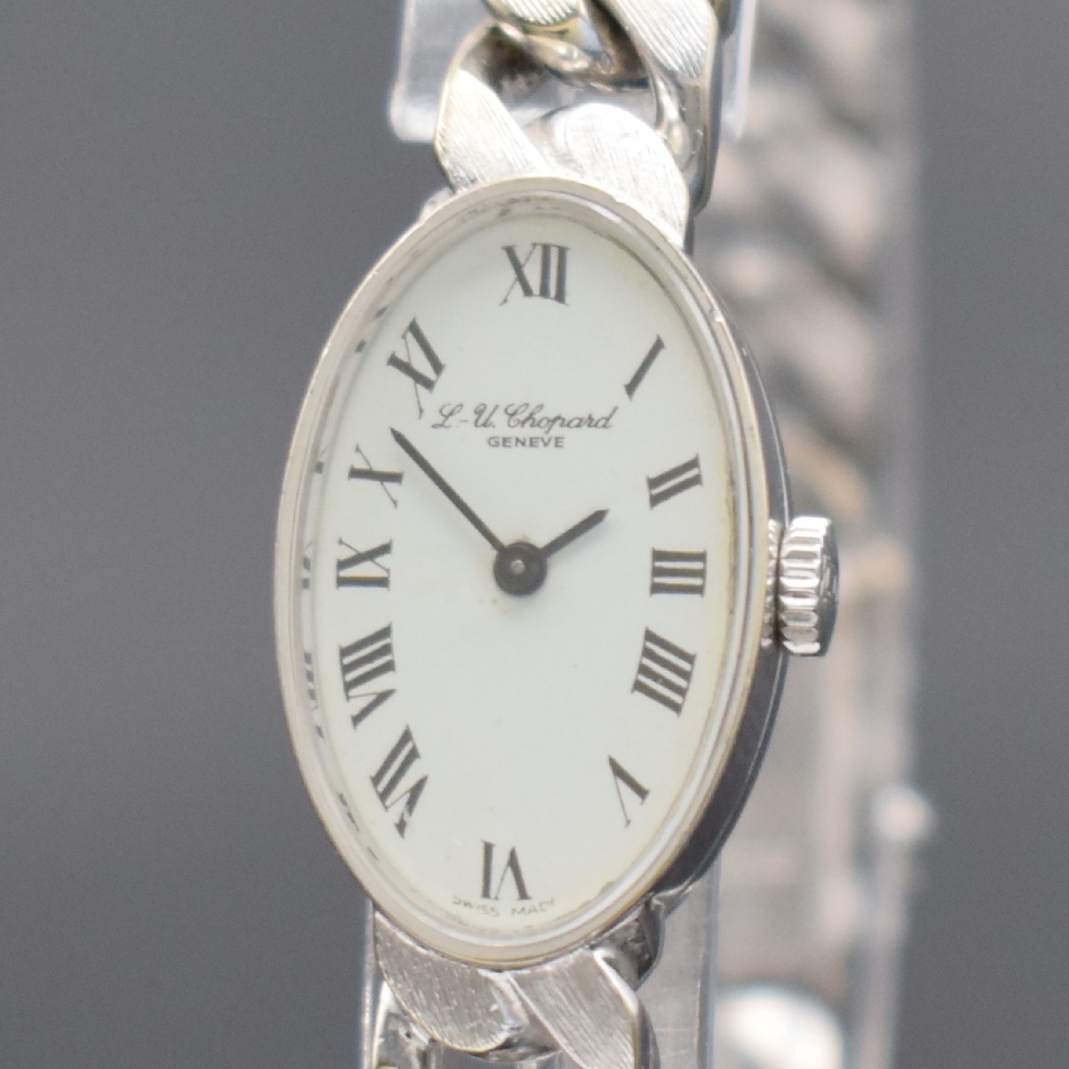 Detail a: CHOPARD Damenarmbanduhr in WG 750/000, Schweiz um 1975, Handaufzug, Ref. 5026, ovales Geh. an WG 750/000 Ketten-Gliederband, Boden aufgedr., weißes ...