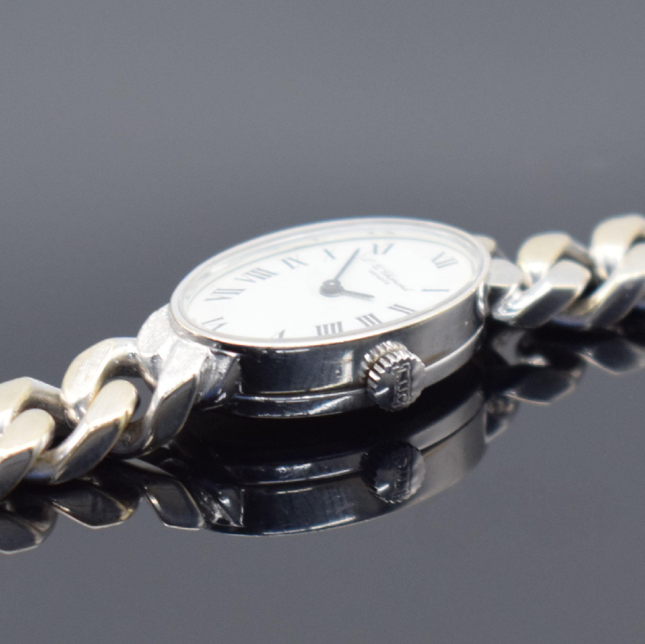Detail b: CHOPARD Damenarmbanduhr in WG 750/000, Schweiz um 1975, Handaufzug, Ref. 5026, ovales Geh. an WG 750/000 Ketten-Gliederband, Boden aufgedr., weißes ...
