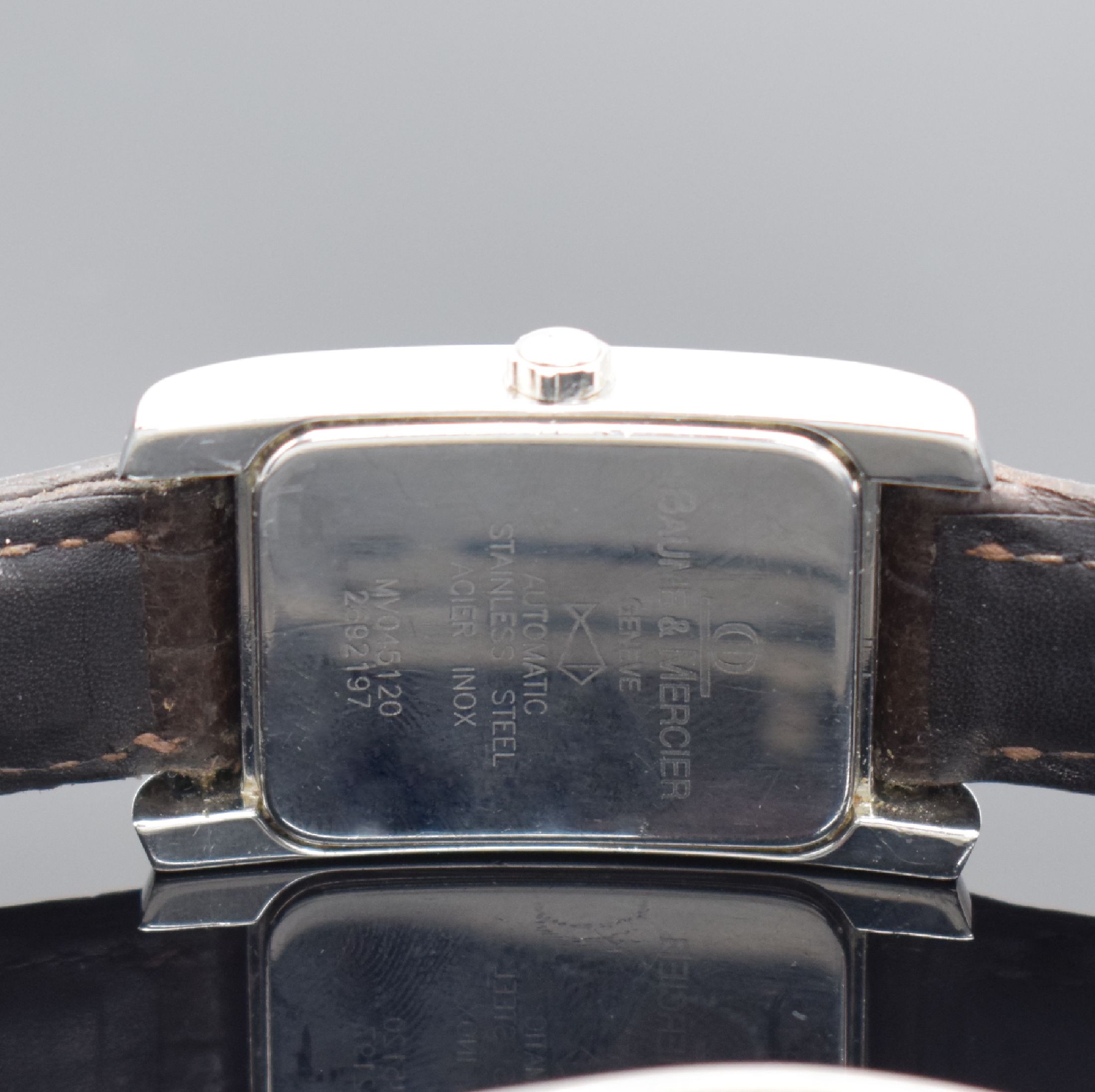 Detail d: BAUME & MERCIER Hampton Armbanduhr in Stahl, Schweiz um 1995, Automatik, Ref. MV045120, Boden aufgedr., neutr. Lederband m. orig. Faltschl., ...
