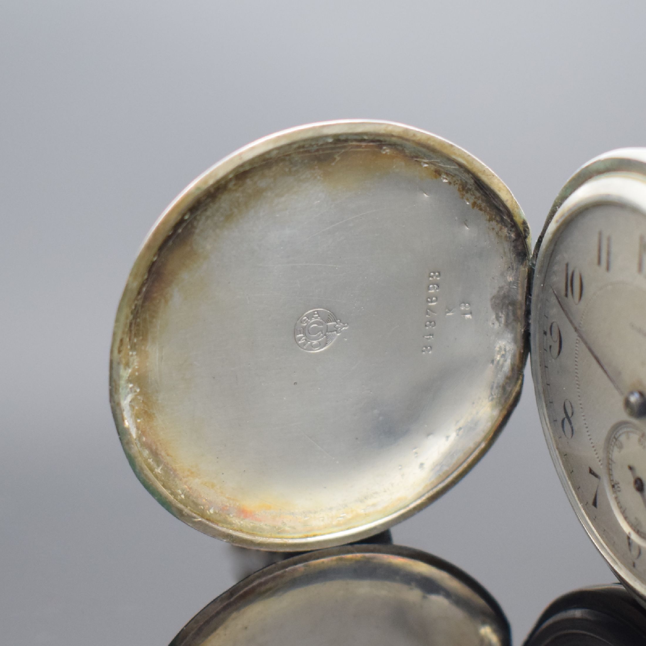Detail a: OMEGA Savonette Taschenuhr in Silber, Schweiz um 1900, 3 Deckel Silbergeh. dell., Cuvette m. Medaillengravur, Metallzifferbl. m. arab Zahlen (teils ...
