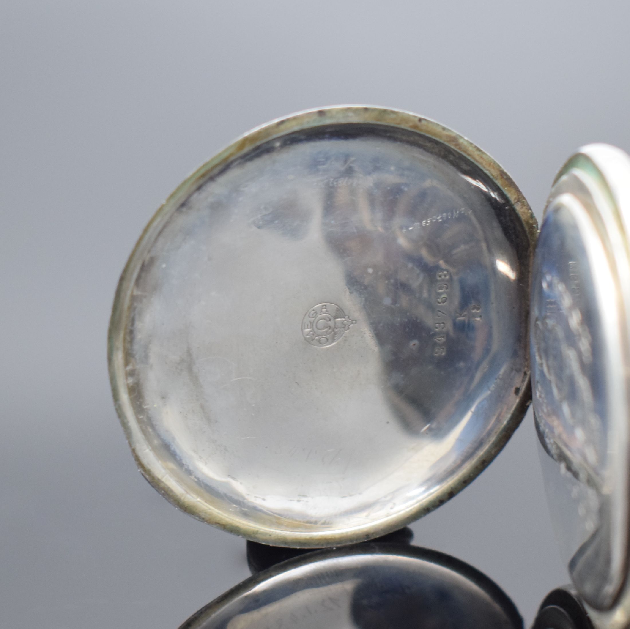 Detail d: OMEGA Savonette Taschenuhr in Silber, Schweiz um 1900, 3 Deckel Silbergeh. dell., Cuvette m. Medaillengravur, Metallzifferbl. m. arab Zahlen (teils ...