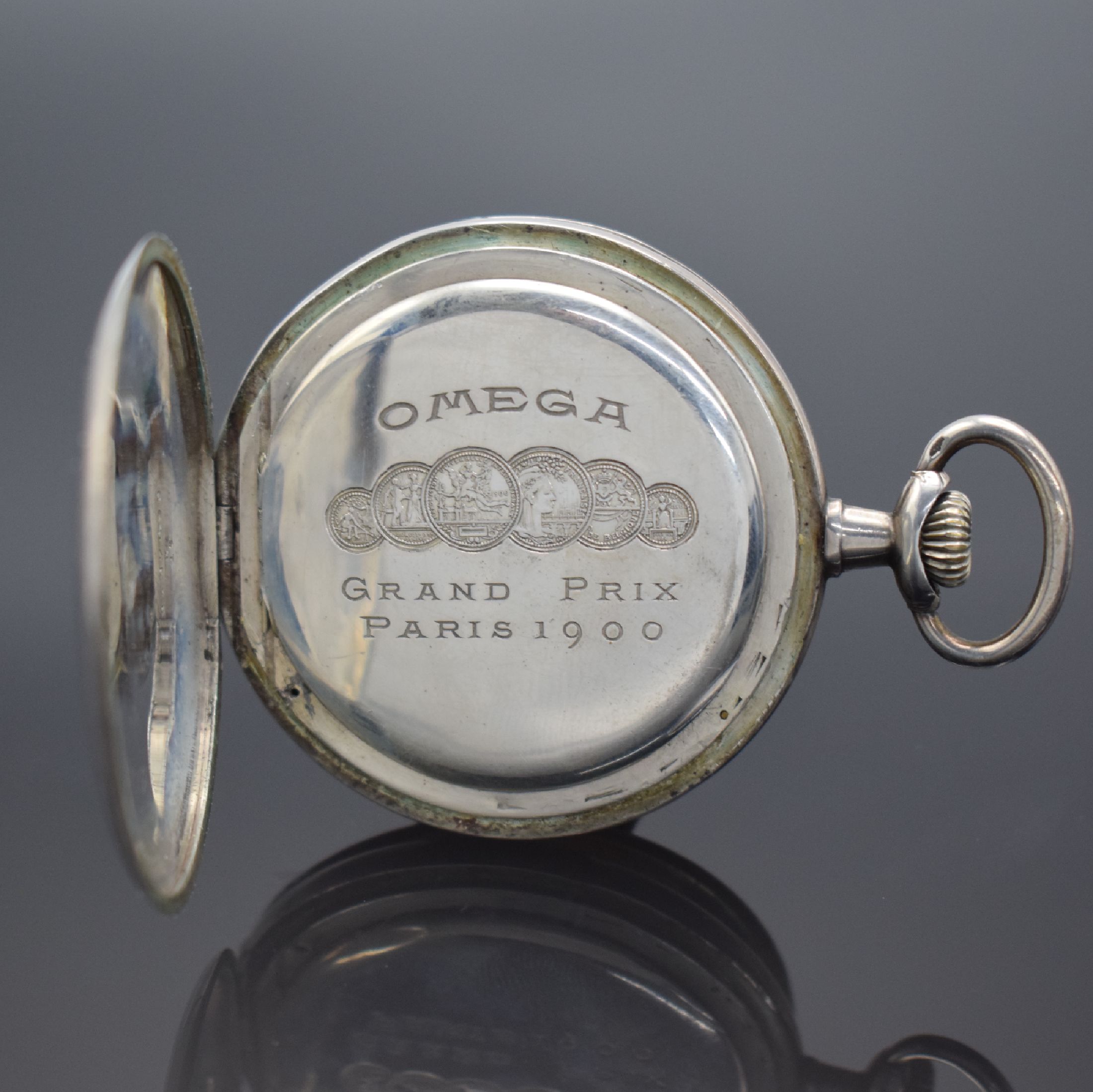 Detail e: OMEGA Savonette Taschenuhr in Silber, Schweiz um 1900, 3 Deckel Silbergeh. dell., Cuvette m. Medaillengravur, Metallzifferbl. m. arab Zahlen (teils ...