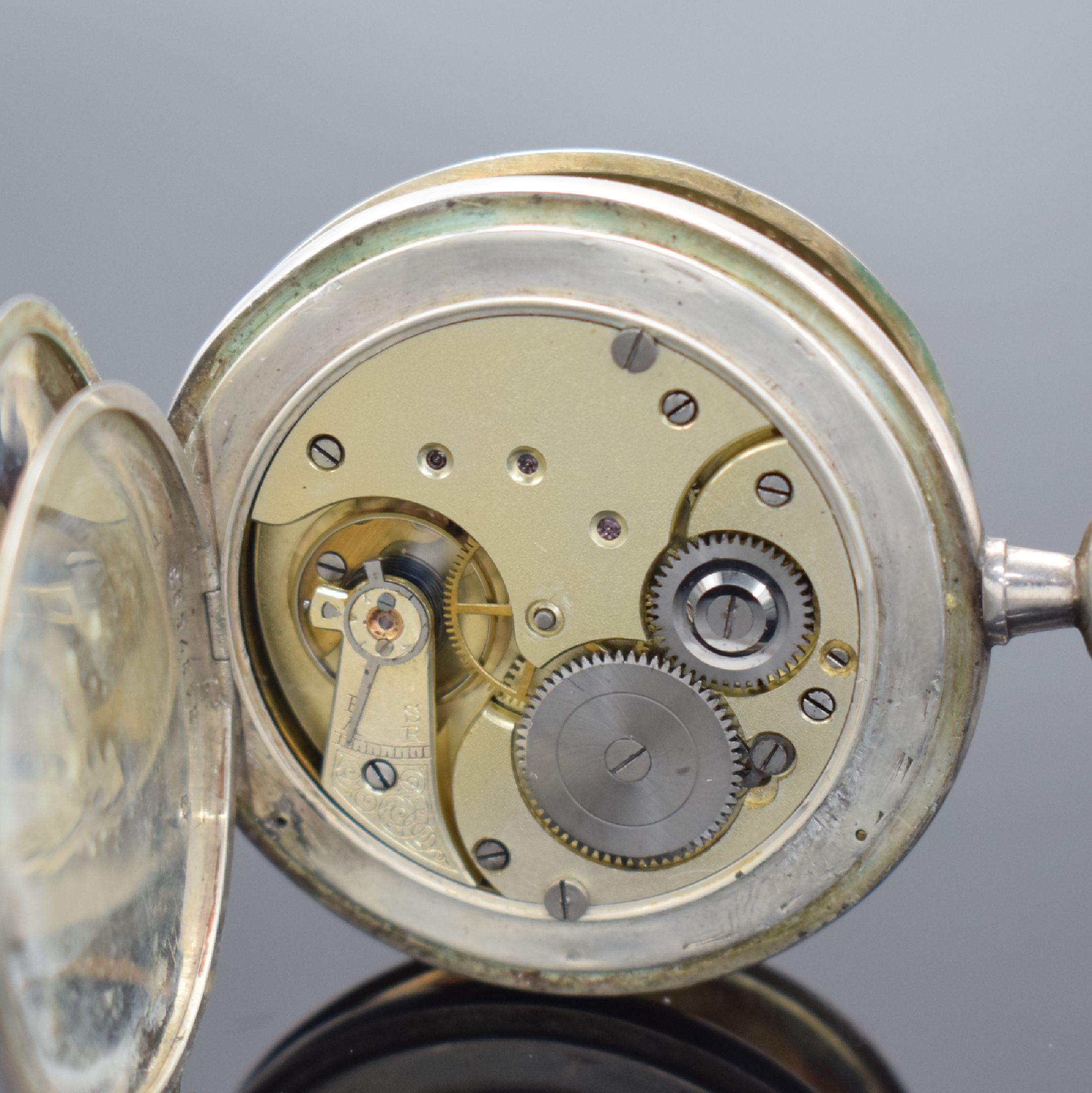 Detail f: OMEGA Savonette Taschenuhr in Silber, Schweiz um 1900, 3 Deckel Silbergeh. dell., Cuvette m. Medaillengravur, Metallzifferbl. m. arab Zahlen (teils ...