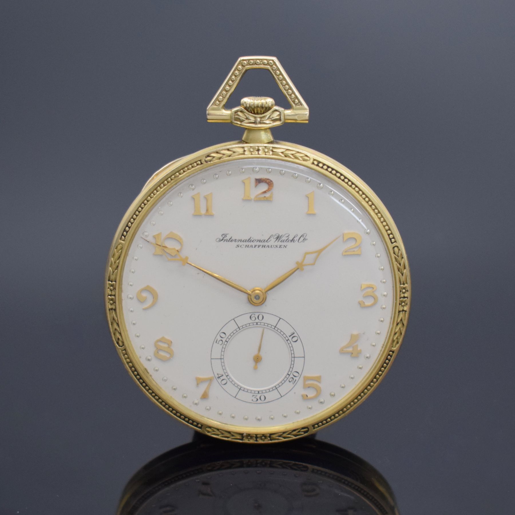 IWC Art Deco Frackuhr in GG 585/000, Schweiz um 1926, Rauten-förmig guill. 2-Deckel Goldgeh., floral grav. Ränder, silb. Zifferbl. m. ...