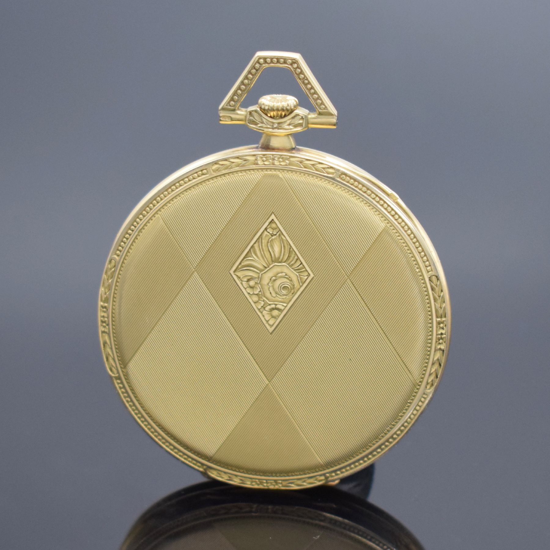 Detail a: IWC Art Deco Frackuhr in GG 585/000, Schweiz um 1926, Rauten-förmig guill. 2-Deckel Goldgeh., floral grav. Ränder, silb. Zifferbl. m. ...