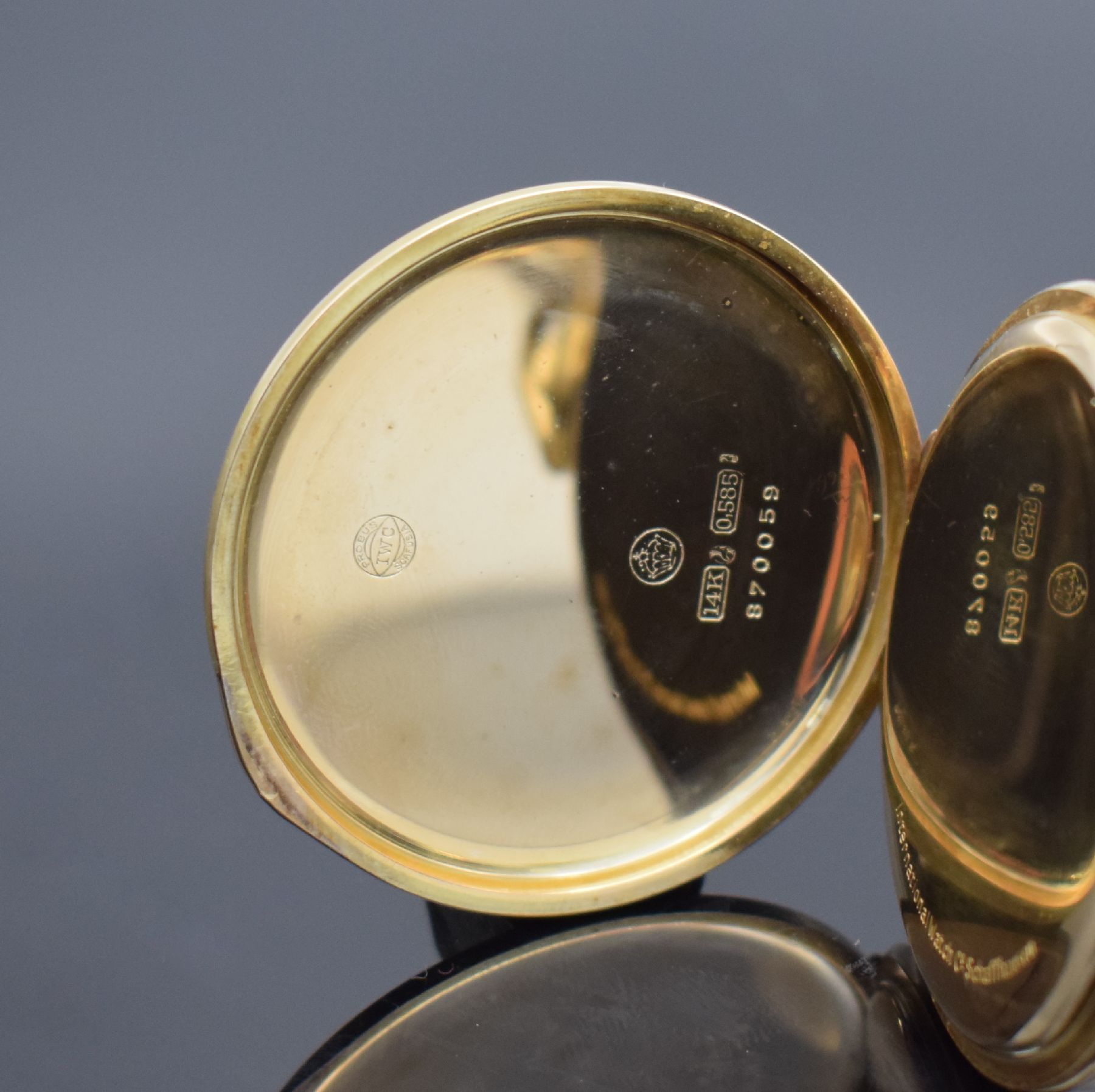 Detail b: IWC Art Deco Frackuhr in GG 585/000, Schweiz um 1926, Rauten-förmig guill. 2-Deckel Goldgeh., floral grav. Ränder, silb. Zifferbl. m. ...
