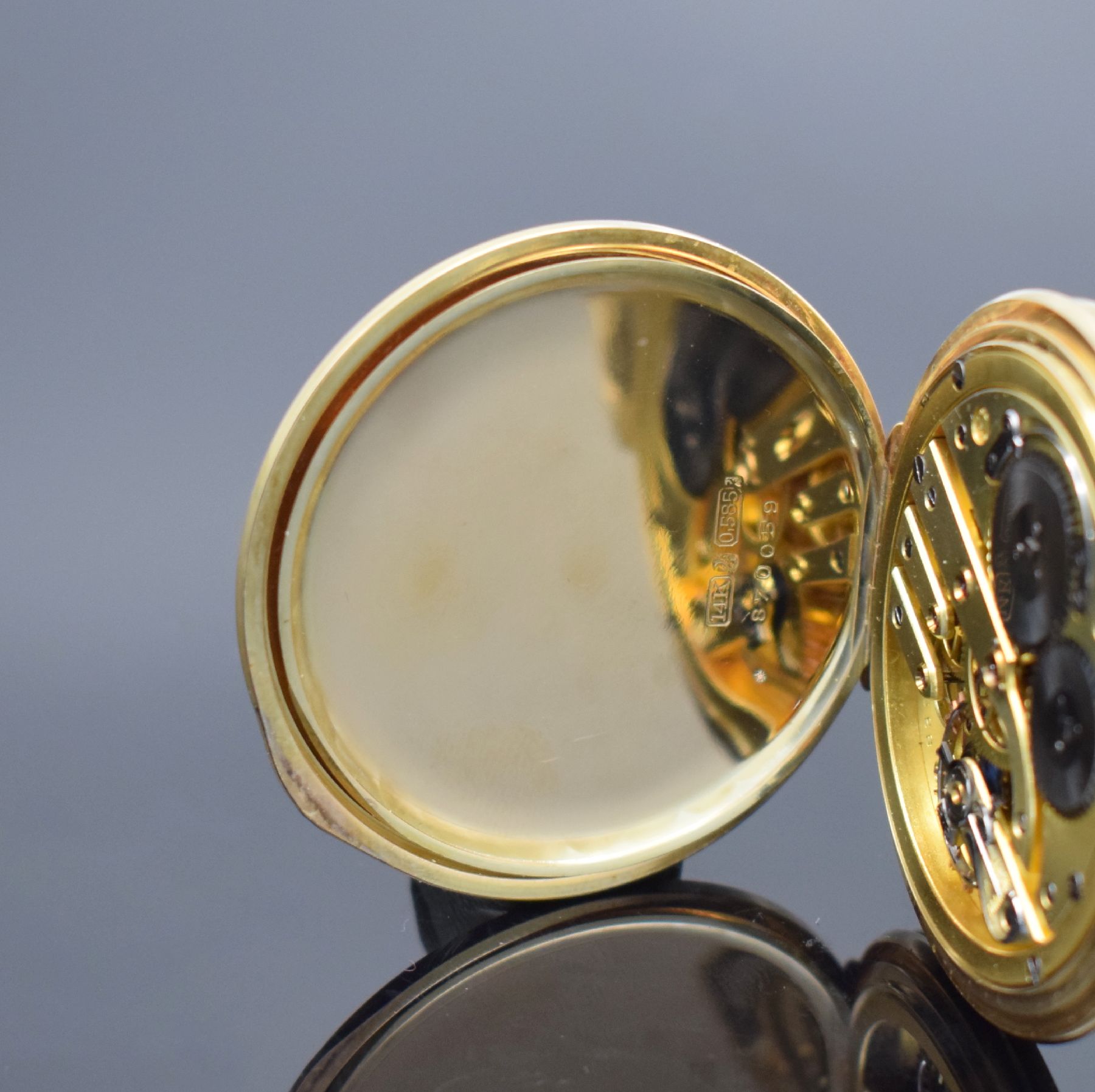 Detail d: IWC Art Deco Frackuhr in GG 585/000, Schweiz um 1926, Rauten-förmig guill. 2-Deckel Goldgeh., floral grav. Ränder, silb. Zifferbl. m. ...