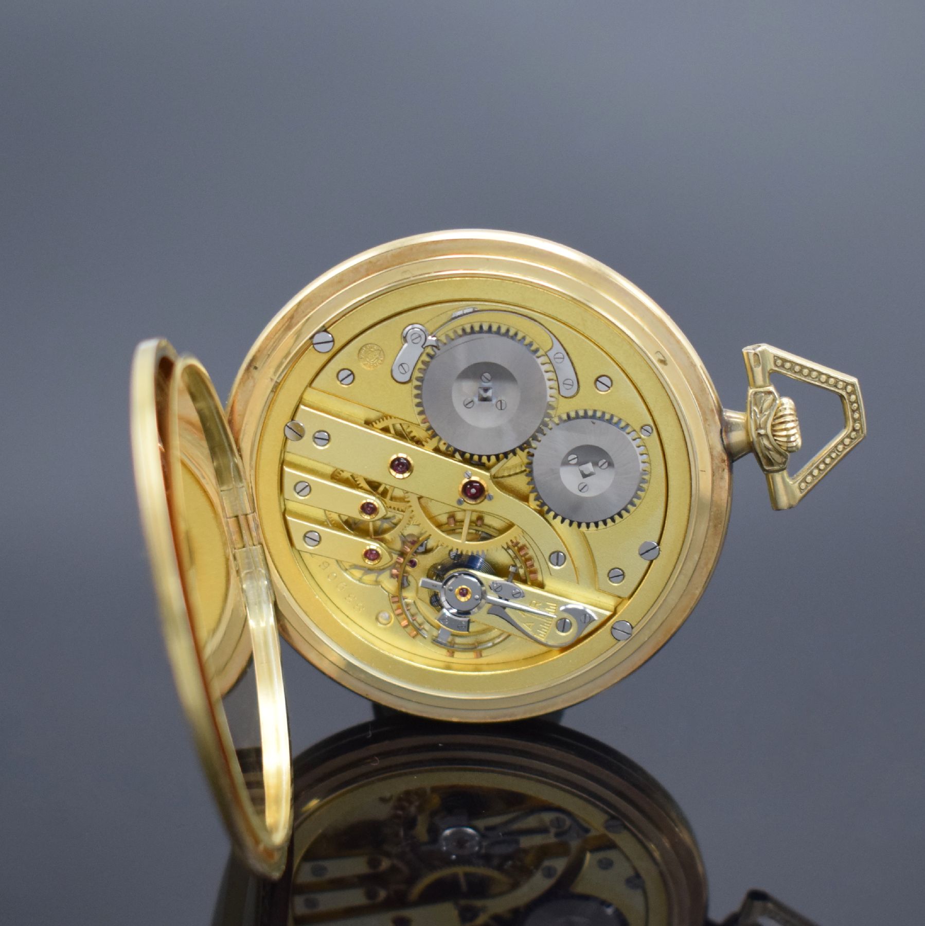 Detail e: IWC Art Deco Frackuhr in GG 585/000, Schweiz um 1926, Rauten-förmig guill. 2-Deckel Goldgeh., floral grav. Ränder, silb. Zifferbl. m. ...