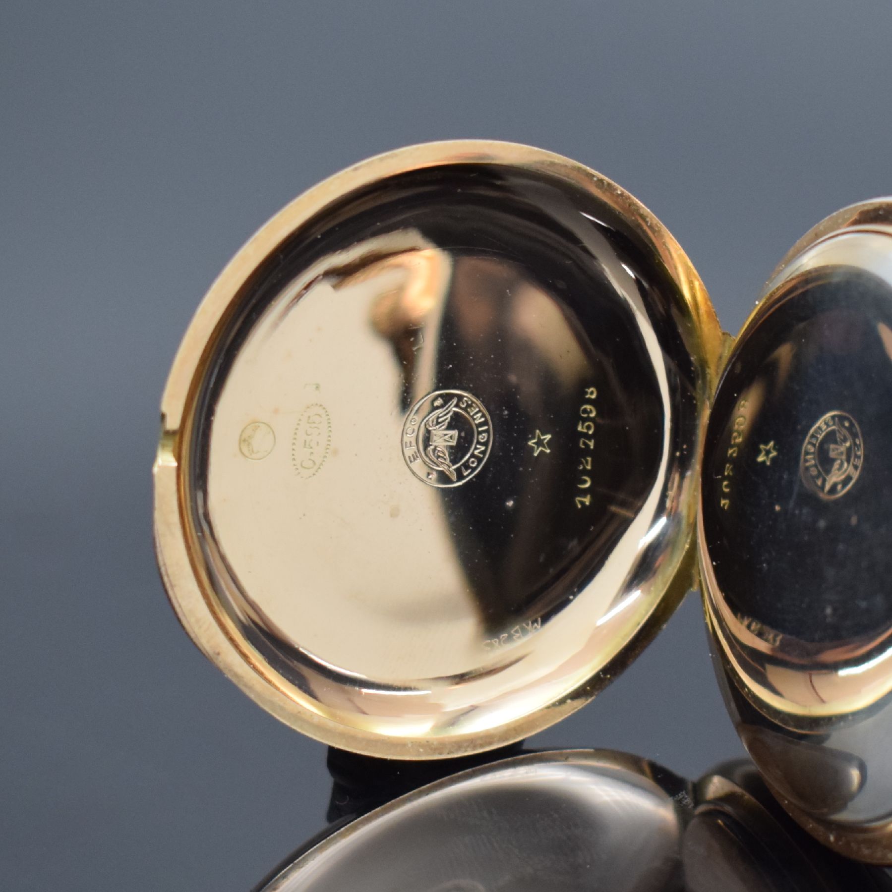 Detail d: LONGINES Herrensavonette in RG 585/000, Schweiz um 1900, glattes 2-Deckel-Goldgeh., 2 -tlg. Emailzifferbl. riss., verg. Präzisionswerk, 16 St., ...