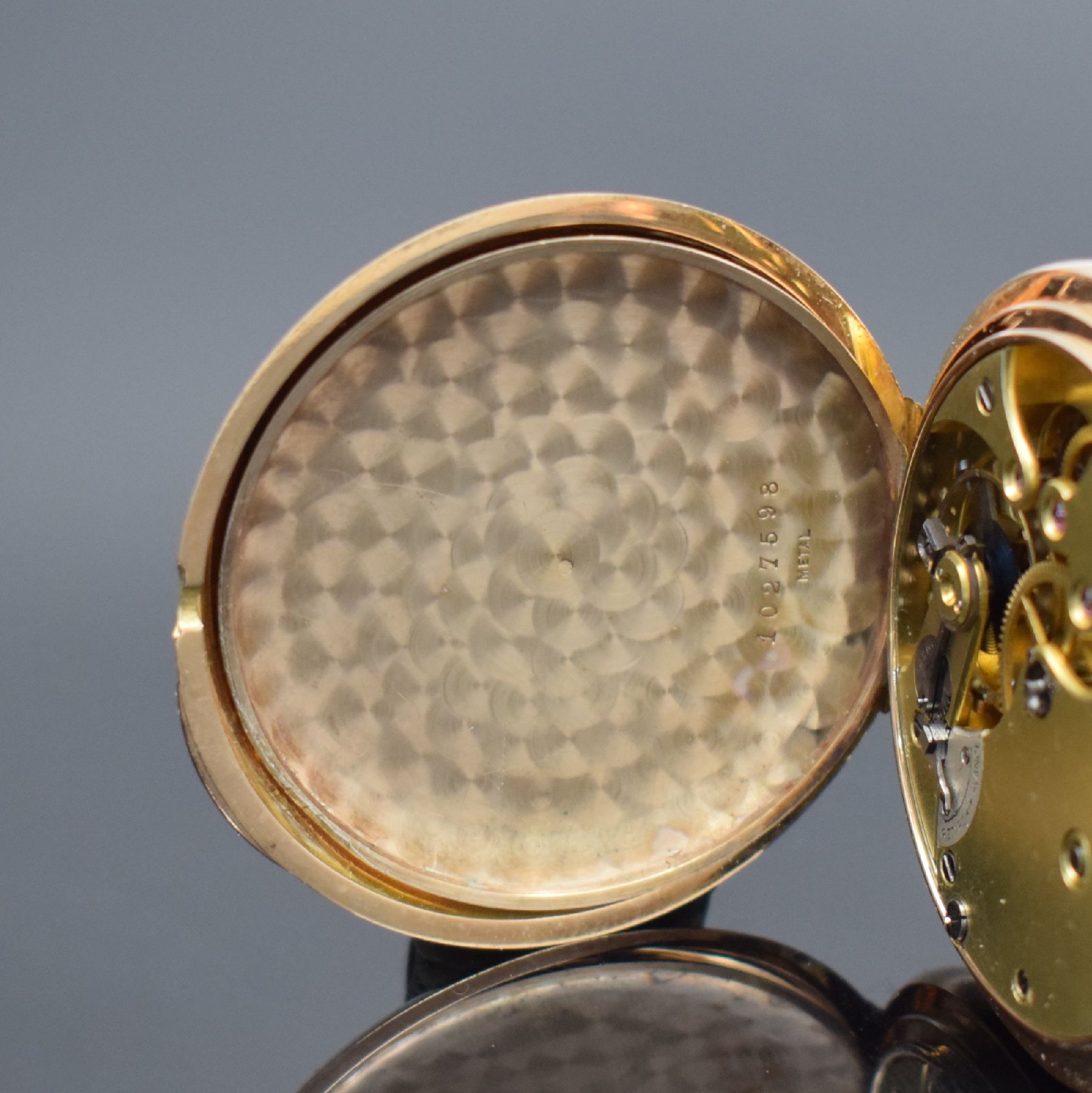 Detail f: LONGINES Herrensavonette in RG 585/000, Schweiz um 1900, glattes 2-Deckel-Goldgeh., 2 -tlg. Emailzifferbl. riss., verg. Präzisionswerk, 16 St., ...