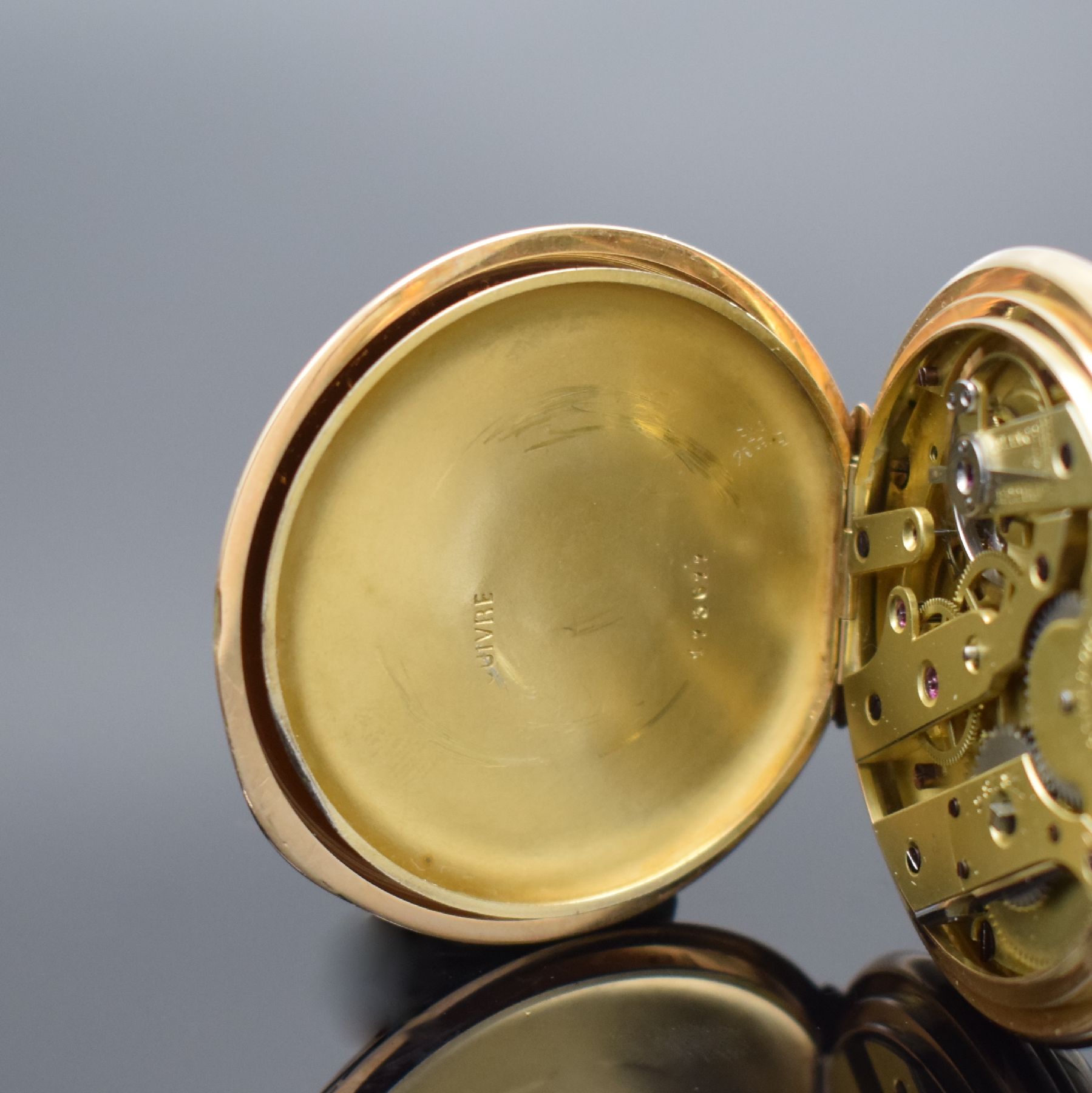 Detail d: VACHERON & CONSTANTIN offene Herrentaschenuhr in RG 585/000, Schweiz um 1895, guill. Geh. dell., sign. Cuvette verg., 2-tlg. Emailzifferbl., röm. ...