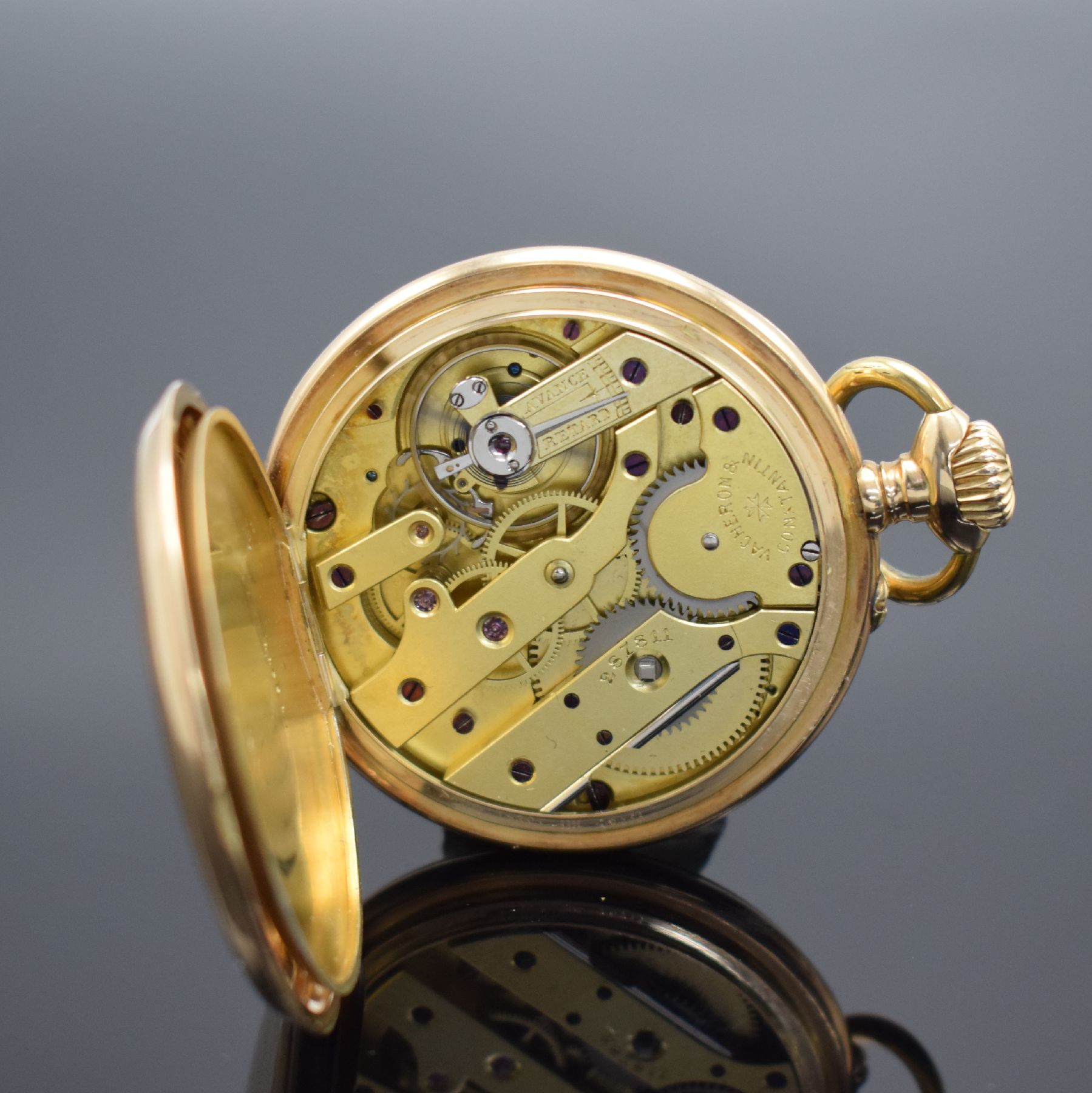 Detail e: VACHERON & CONSTANTIN offene Herrentaschenuhr in RG 585/000, Schweiz um 1895, guill. Geh. dell., sign. Cuvette verg., 2-tlg. Emailzifferbl., röm. ...