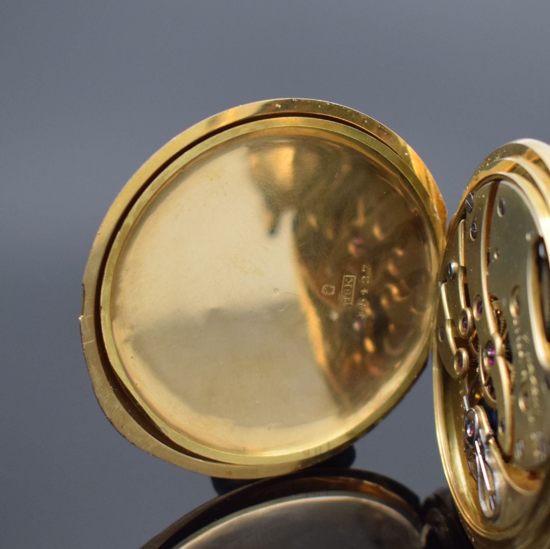 Detail d: ULYSSE NARDIN offene Herrentaschenuhr in GG 750/000, Schweiz um 1920, guill. 2-Deckel Goldgeh. dell., 2-tlg. Emailzifferbl. m. Breguetzahlen Rand l. ...