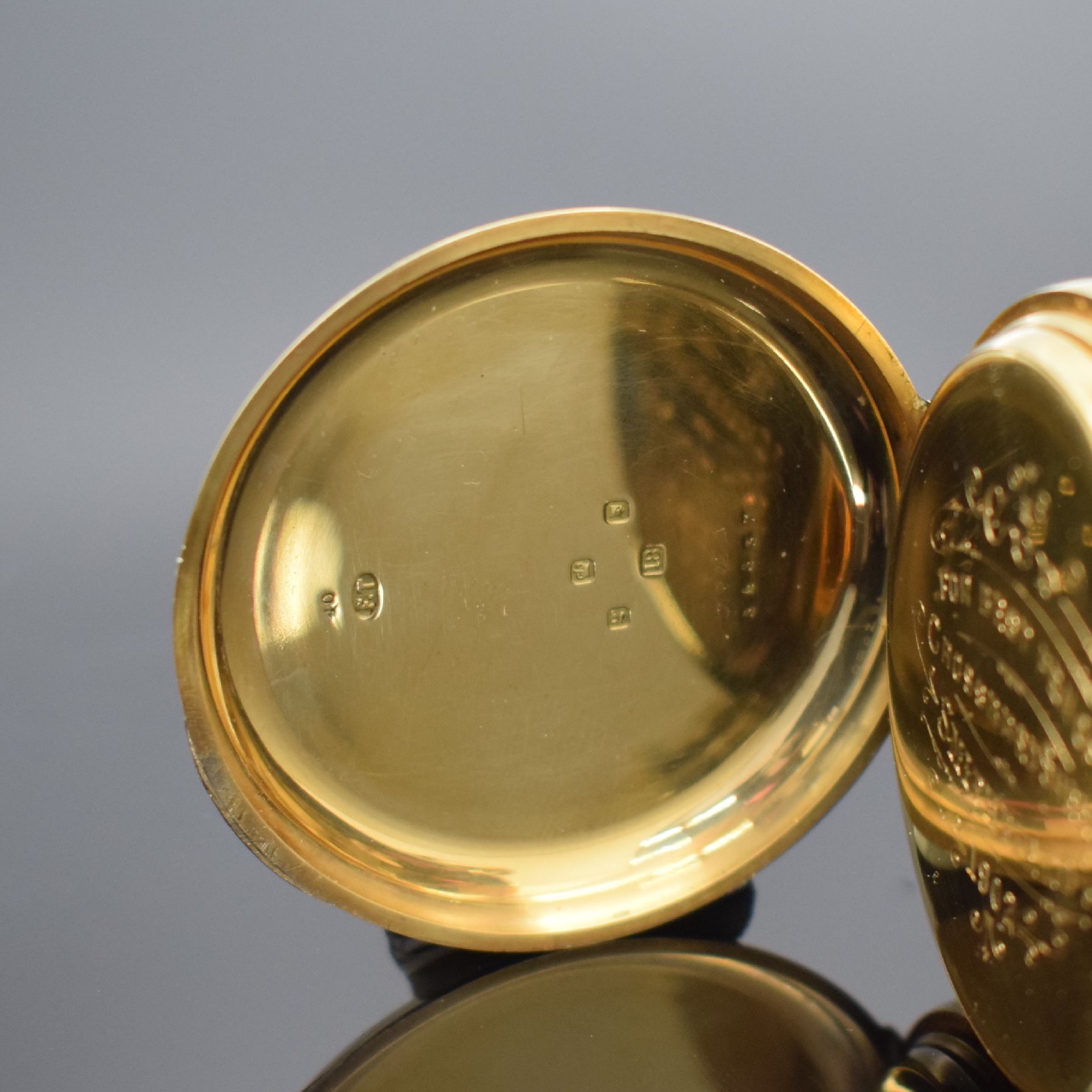 Detail b: S. CHILD schwere offene Taschenuhr in GG 750/000, England lt. Hallmark London 1902, glattes Geh. dell., Widmungsgrav. a. d. Cuvette, 2-tlg. ...