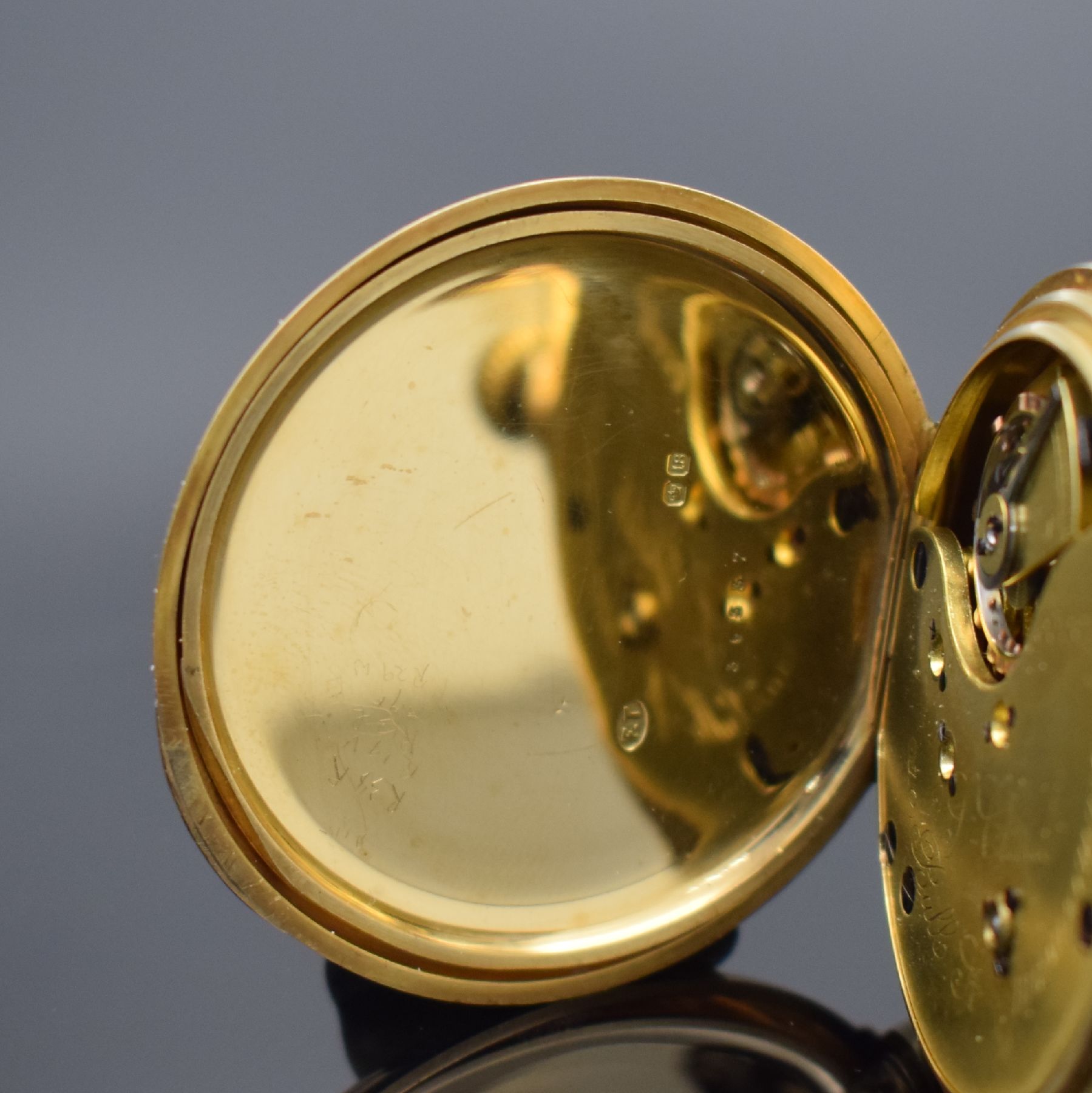 Detail d: S. CHILD schwere offene Taschenuhr in GG 750/000, England lt. Hallmark London 1902, glattes Geh. dell., Widmungsgrav. a. d. Cuvette, 2-tlg. ...