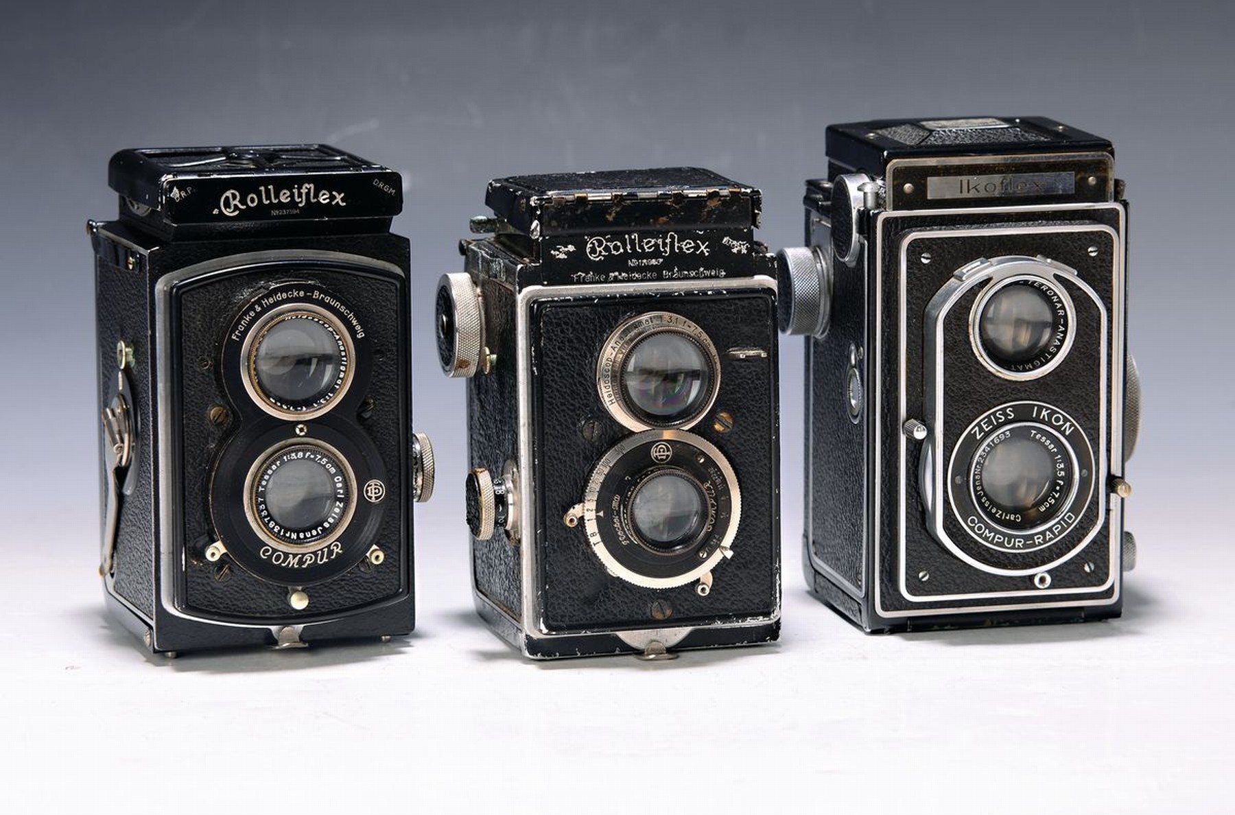 Drei TLR-Kameras, Rolleiflex und Ikoflex, 1930/40er-Jahre, a. Rolleiflex I, Franke & Heidecke, 1929/30, Nr. 111980, f3.8, stärkere Gebr.-sp.; b. ...