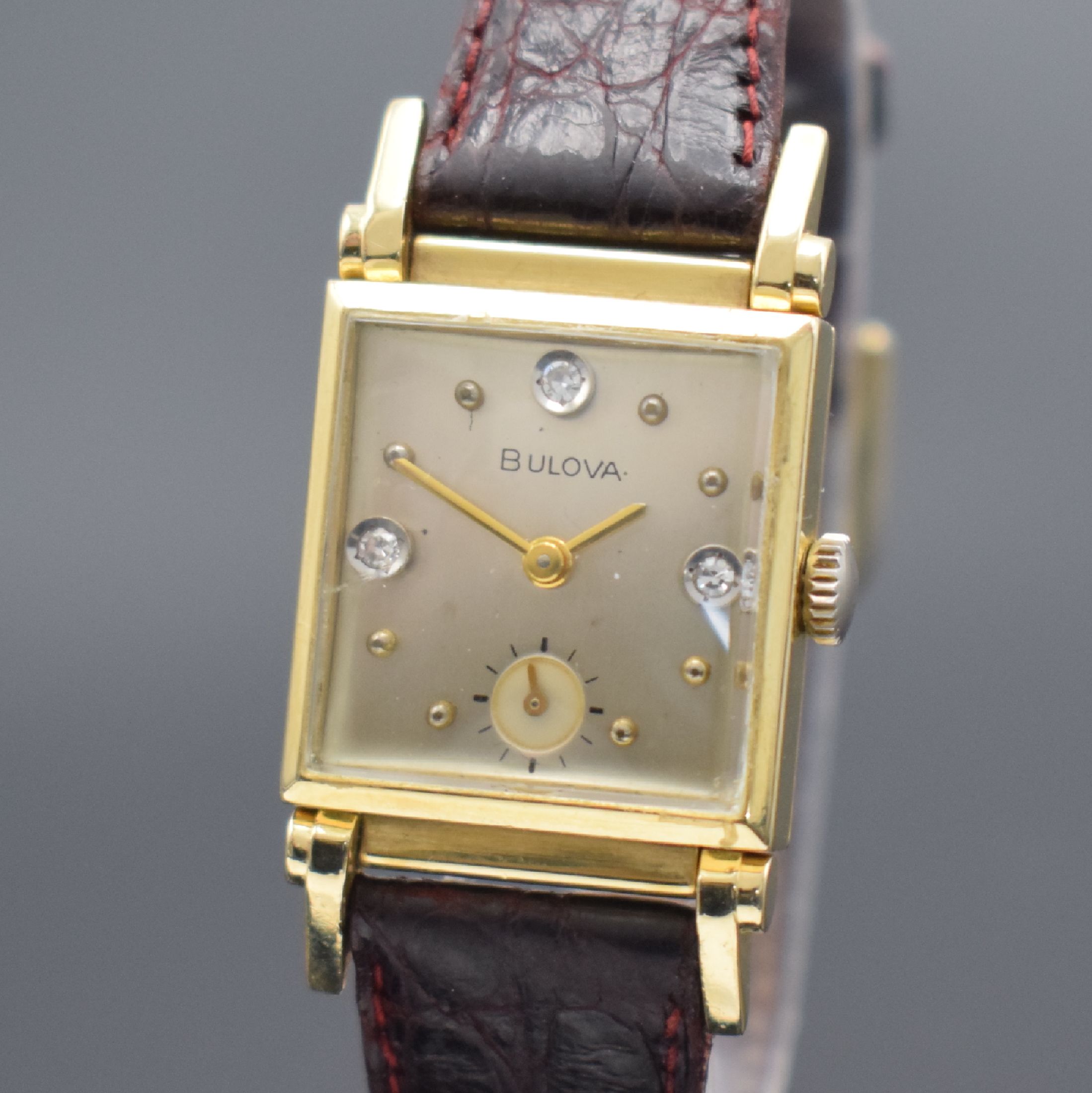 Detail a: BULOVA Armbanduhr in GG 585/000, USA um 1941, Handaufzug, 2-tlg. Geh., Boden aufgedr., bewegl. Bandanst., silb. Zifferbl. m. aufgel. Std.-Ind. & 3 ...