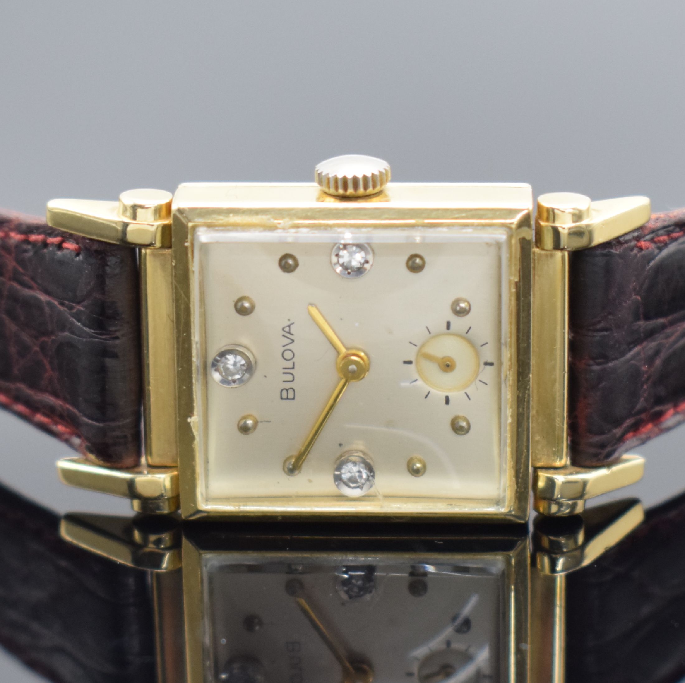 Detail b: BULOVA Armbanduhr in GG 585/000, USA um 1941, Handaufzug, 2-tlg. Geh., Boden aufgedr., bewegl. Bandanst., silb. Zifferbl. m. aufgel. Std.-Ind. & 3 ...