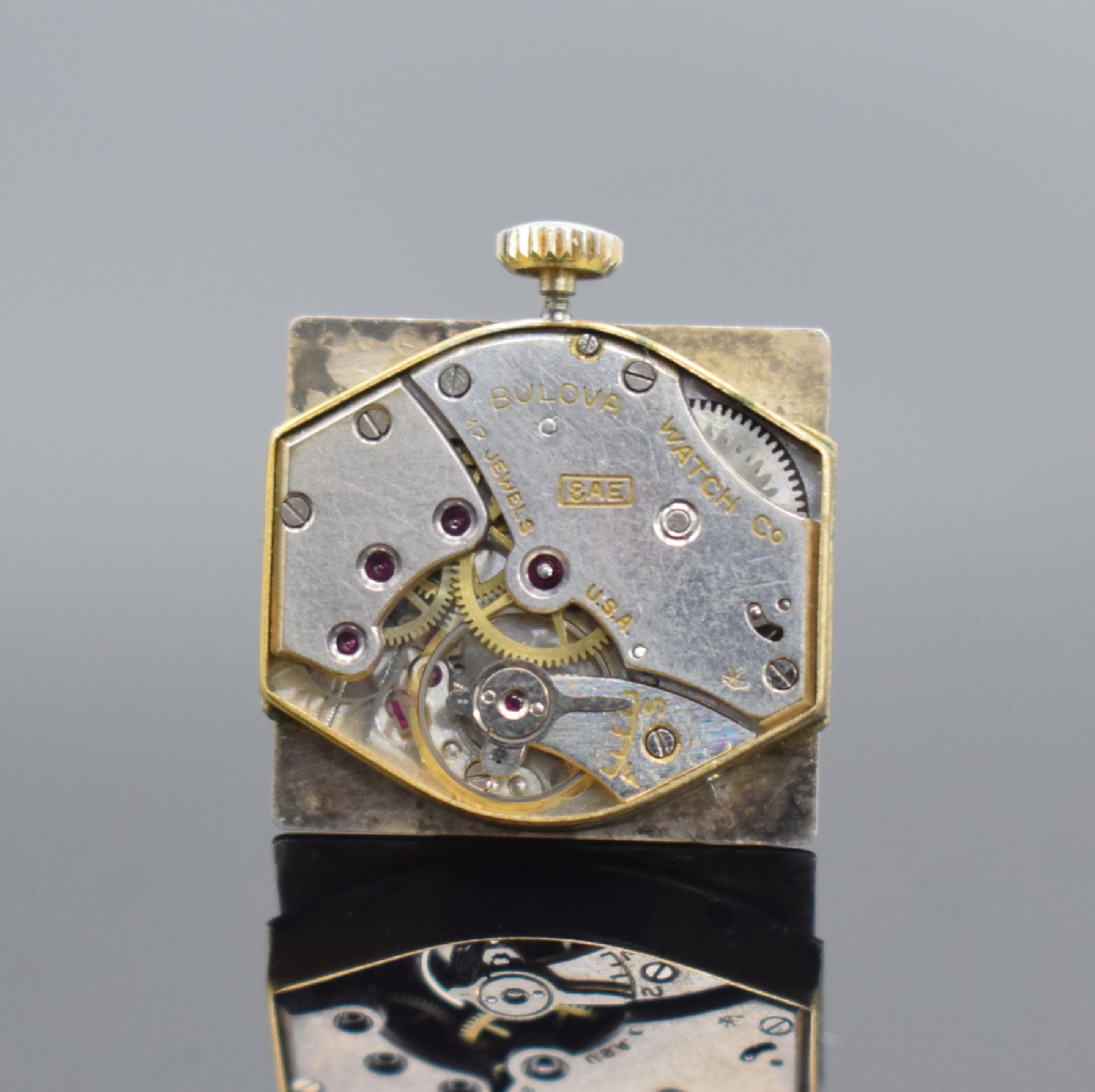 Detail d: BULOVA Armbanduhr in GG 585/000, USA um 1941, Handaufzug, 2-tlg. Geh., Boden aufgedr., bewegl. Bandanst., silb. Zifferbl. m. aufgel. Std.-Ind. & 3 ...