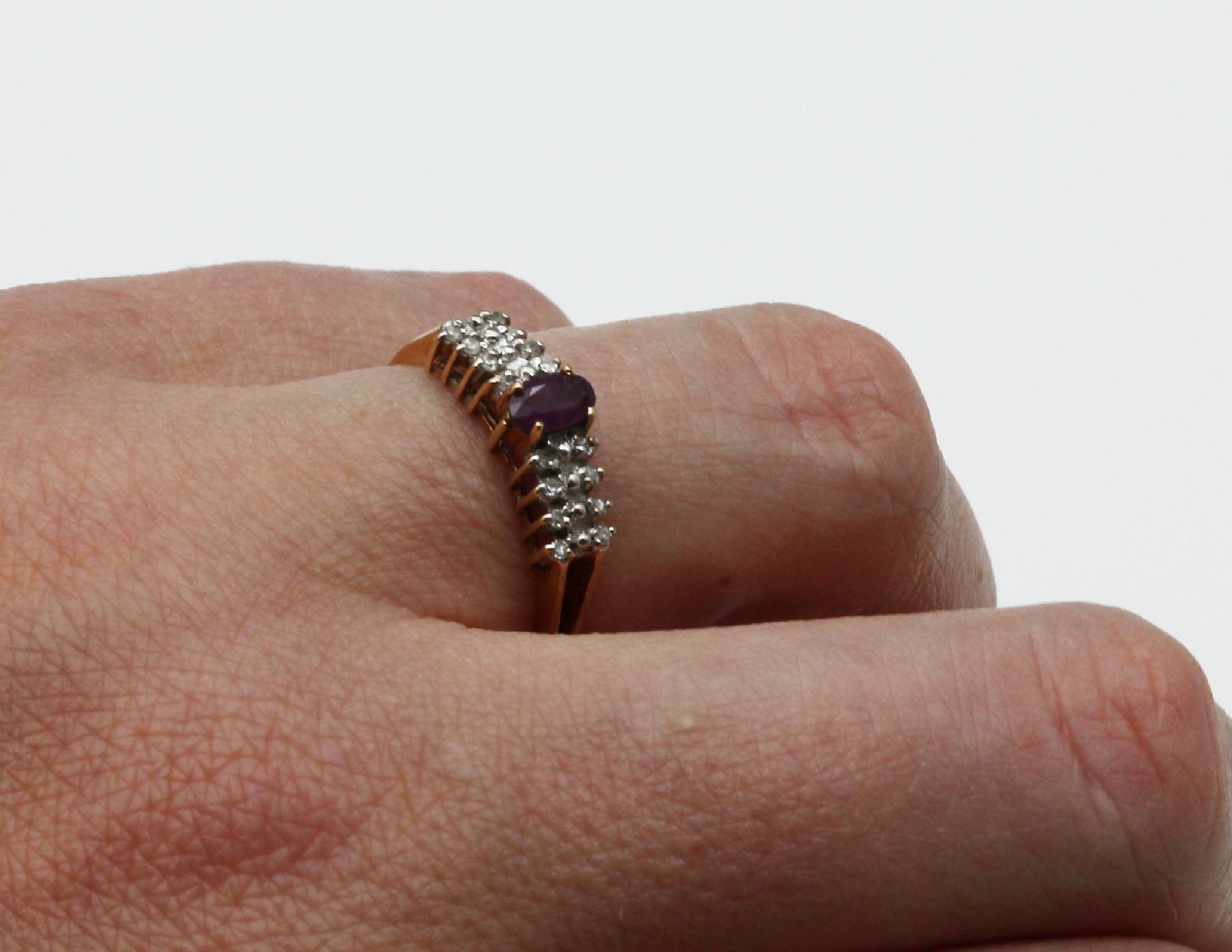 Detail c: Konvolut 3 Farbstein-Ringe, 1 x 10 kt Gold Rubin-Diamant-Ring, GG 417/000, ovalfacett. Rubin ca. 0.20 ct, umgeben von 16 Diamanten zus. ca. 0.08 ct ...