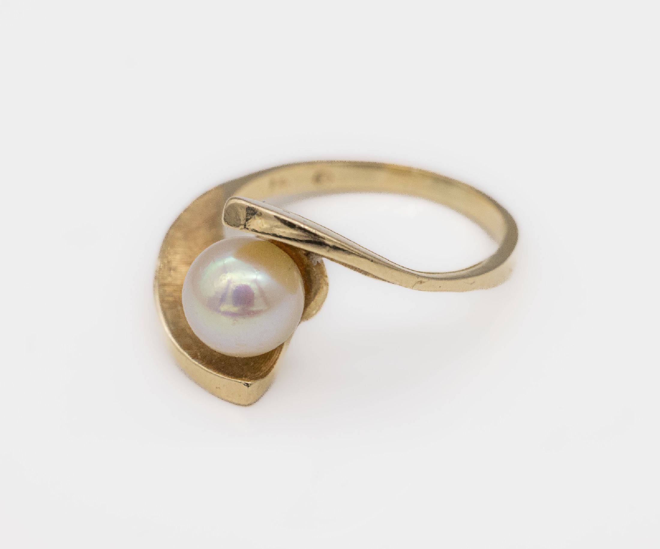 Detail a: 14 kt Gold Zuchtperl-Ring, ca. 4.1 g, GG 585/000, asymm. Schiene z.T. sat., mittige Akoyaperle, D. ca. 7.4 mm, RW 55, Meistermarke unged.