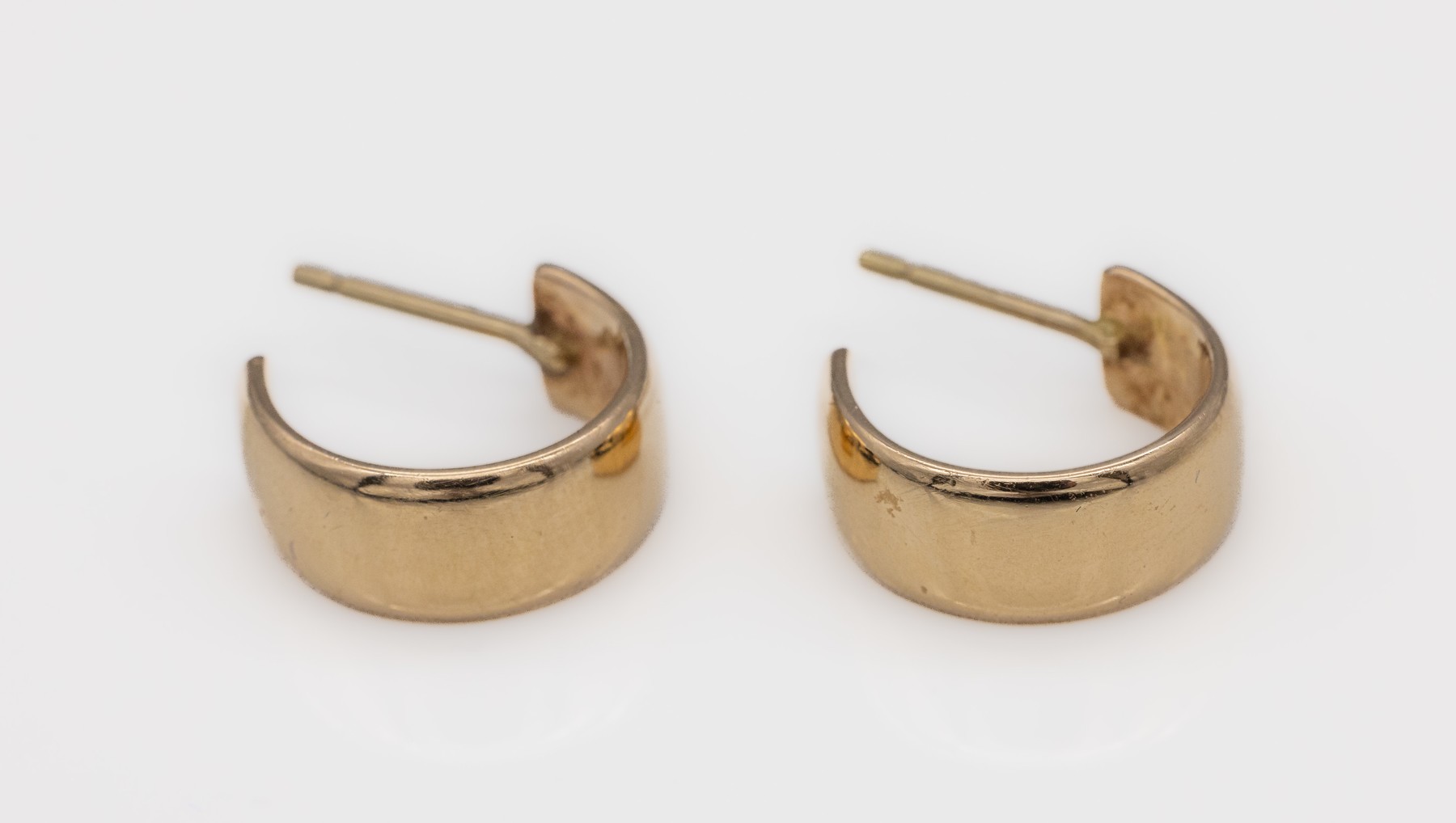 Detail a: Paar 14 kt Gold NIESSING Halbcreolen, ca. 7.4 g, RoseG 585/000, klassische schlichte Form, pol., B. ca. 5 mm, Brisuren fehlen, 1 Creole mit Inschrift