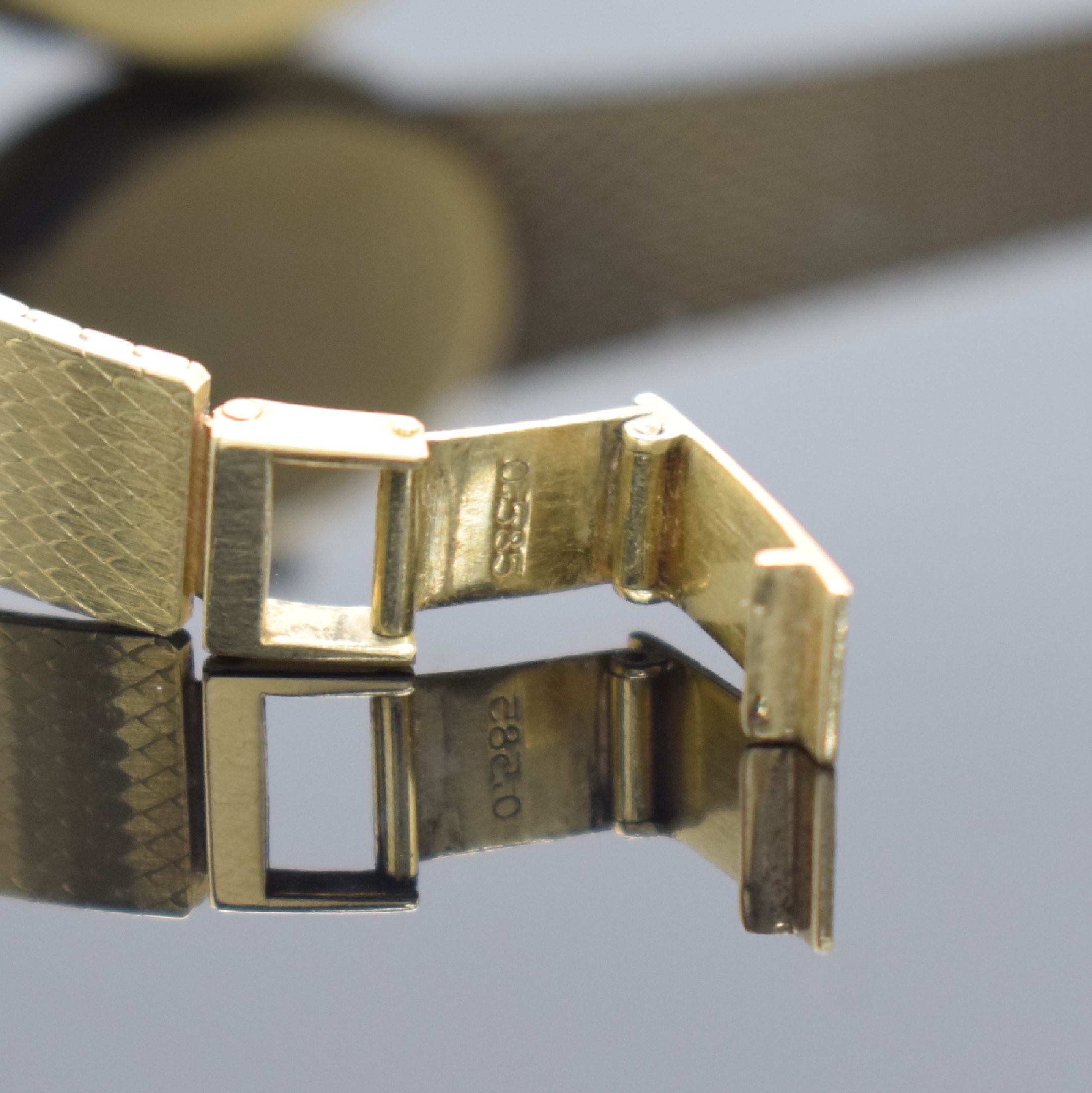 Detail c: PRIOSA Damenarmbanduhr in GG 585/000, Handaufzug, Schweiz um 1970, 2-teil. Geh. an Milanaiseband, Boden aufgedr., gold. Zifferbl. altersbed. fl., ...