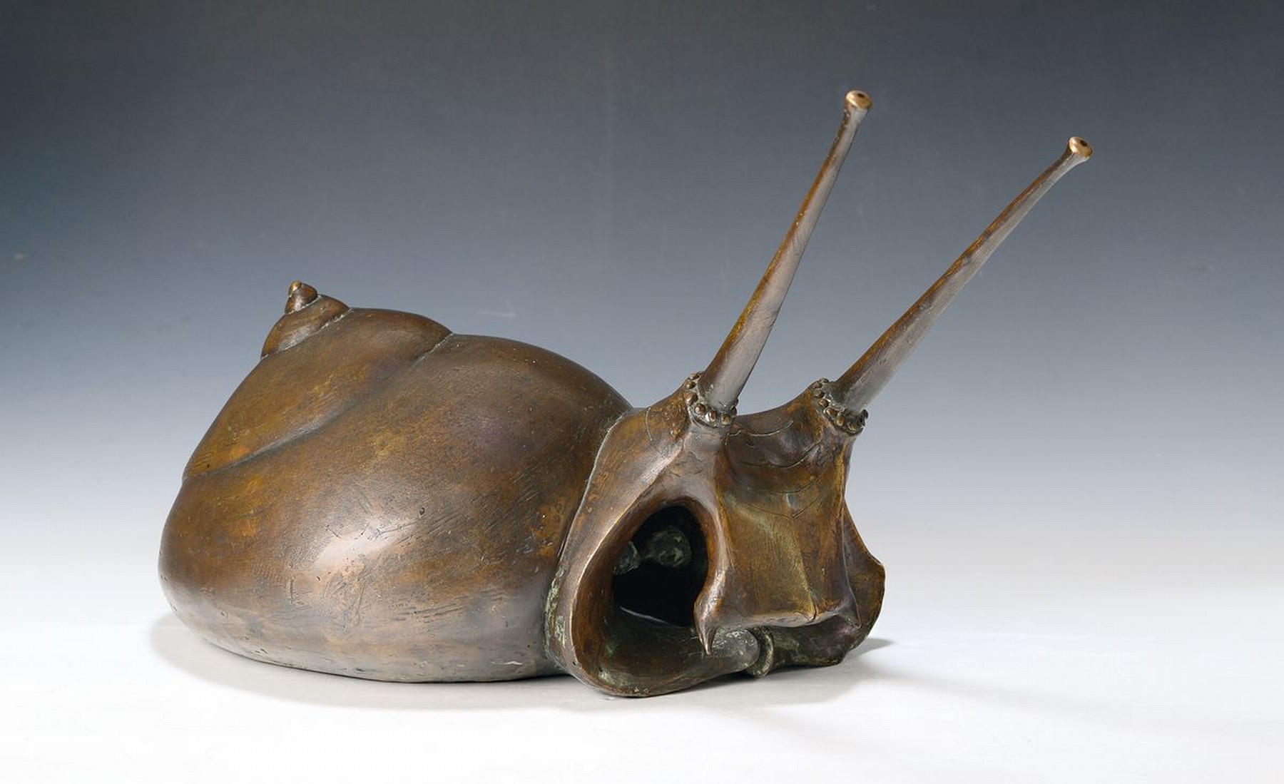 Gernot Rumpf, geb. 1941 Kaiserslautern, archaisch gestaltetes Schneckentier, Bronze, datiert und bezeichnet Rom 1976, archaisierend gestaltetes ...