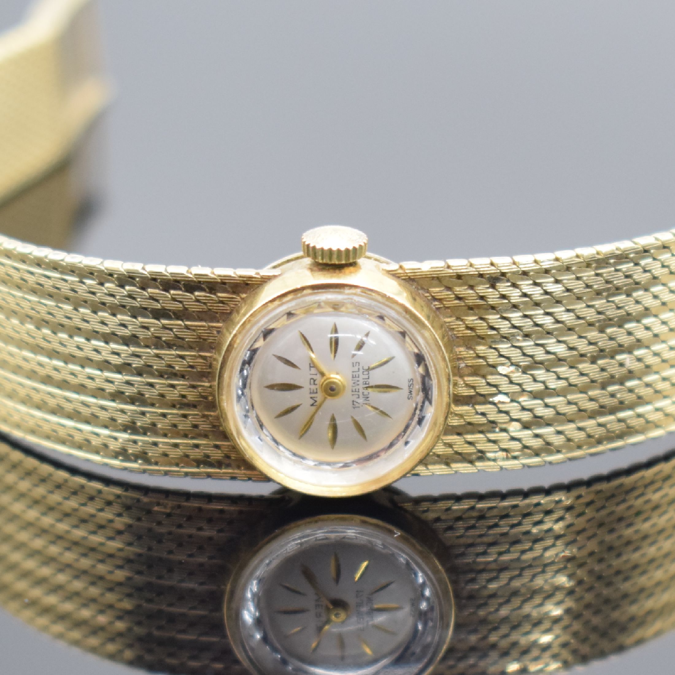 Detail b: MERIT Damenarmbanduhr in GG 585/000, Schweiz 1960er Jahre, Handaufzug, Boden aufgedr., an Goldband GG 585/000 Armband, silb. Zifferbl. m. gold. ...