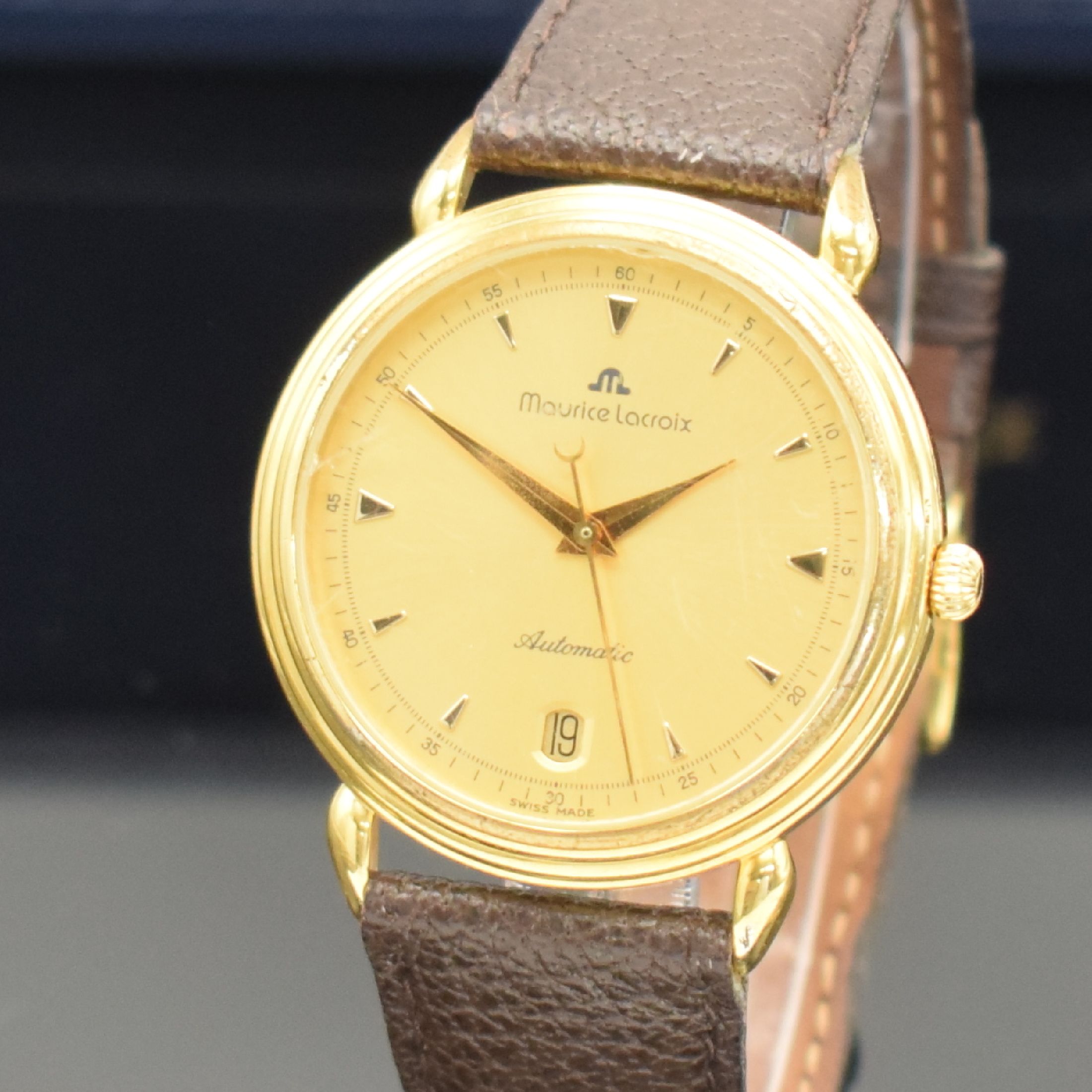 Detail a: MAURICE LACROIX Herrenarmbanduhr, Automatik, verg., beids. vergl. Gehäuse, Boden gedr., gold. Zifferbl. m. aufges. Std.-Ind., gold. Zeiger, Datum, ...