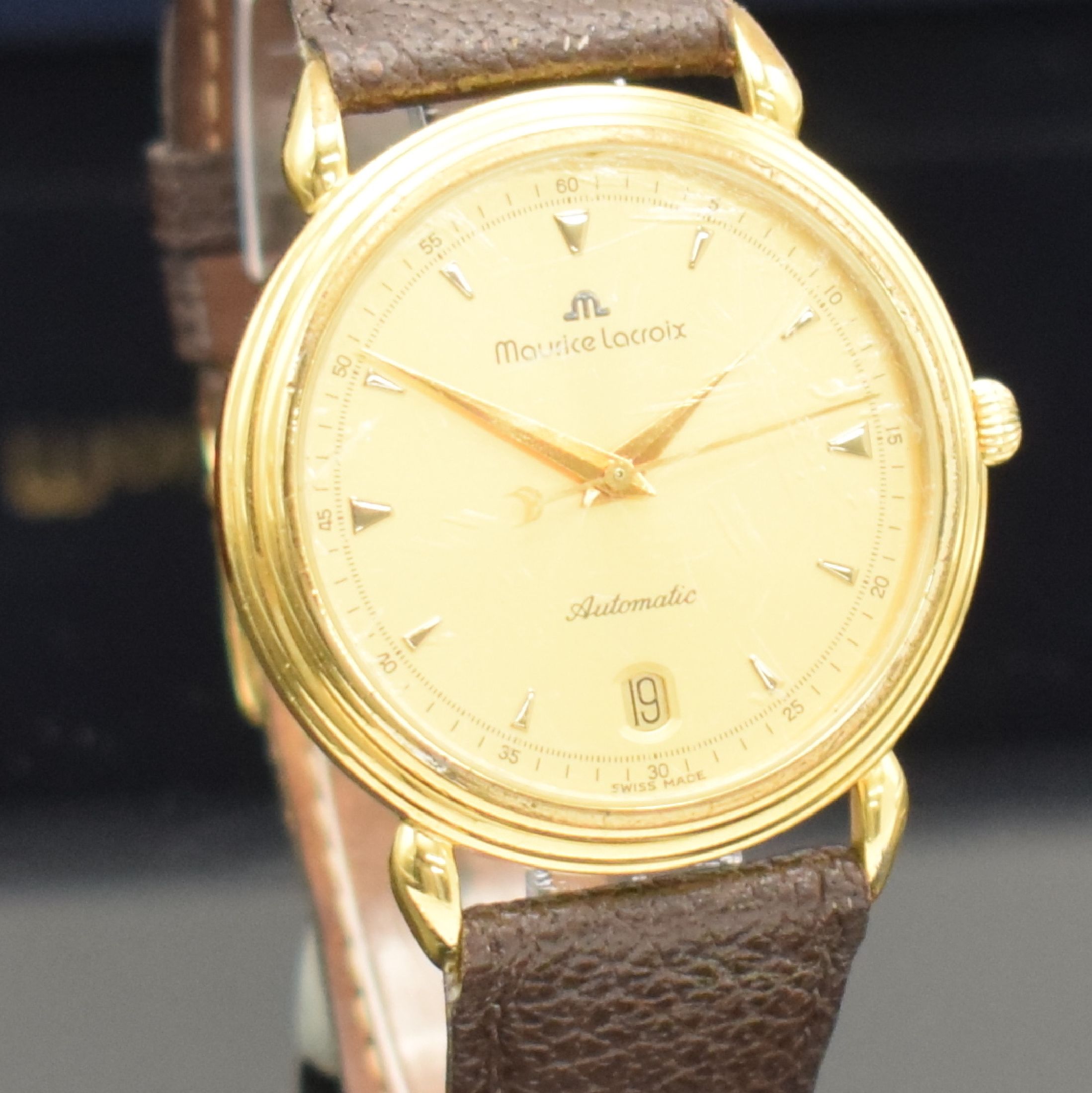 Detail c: MAURICE LACROIX Herrenarmbanduhr, Automatik, verg., beids. vergl. Gehäuse, Boden gedr., gold. Zifferbl. m. aufges. Std.-Ind., gold. Zeiger, Datum, ...