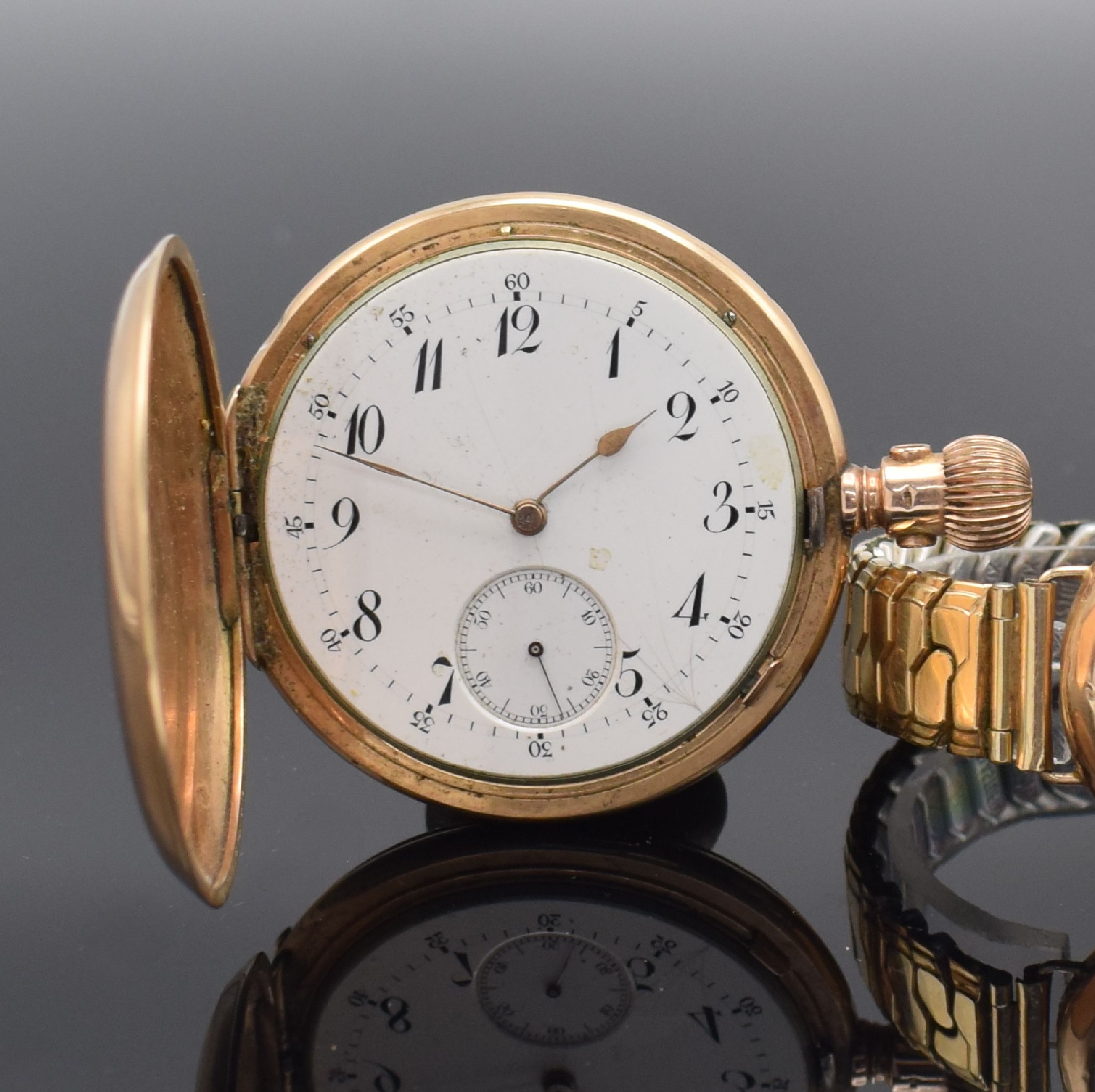 Detail a: Savonette Taschenuhr & umgebaute Taschenuhr in RG 585/000, Schweiz um 1890-1900, beide m. Monogramm (1x guill.) & Metallcuvette, Emailzifferbl. m. ...