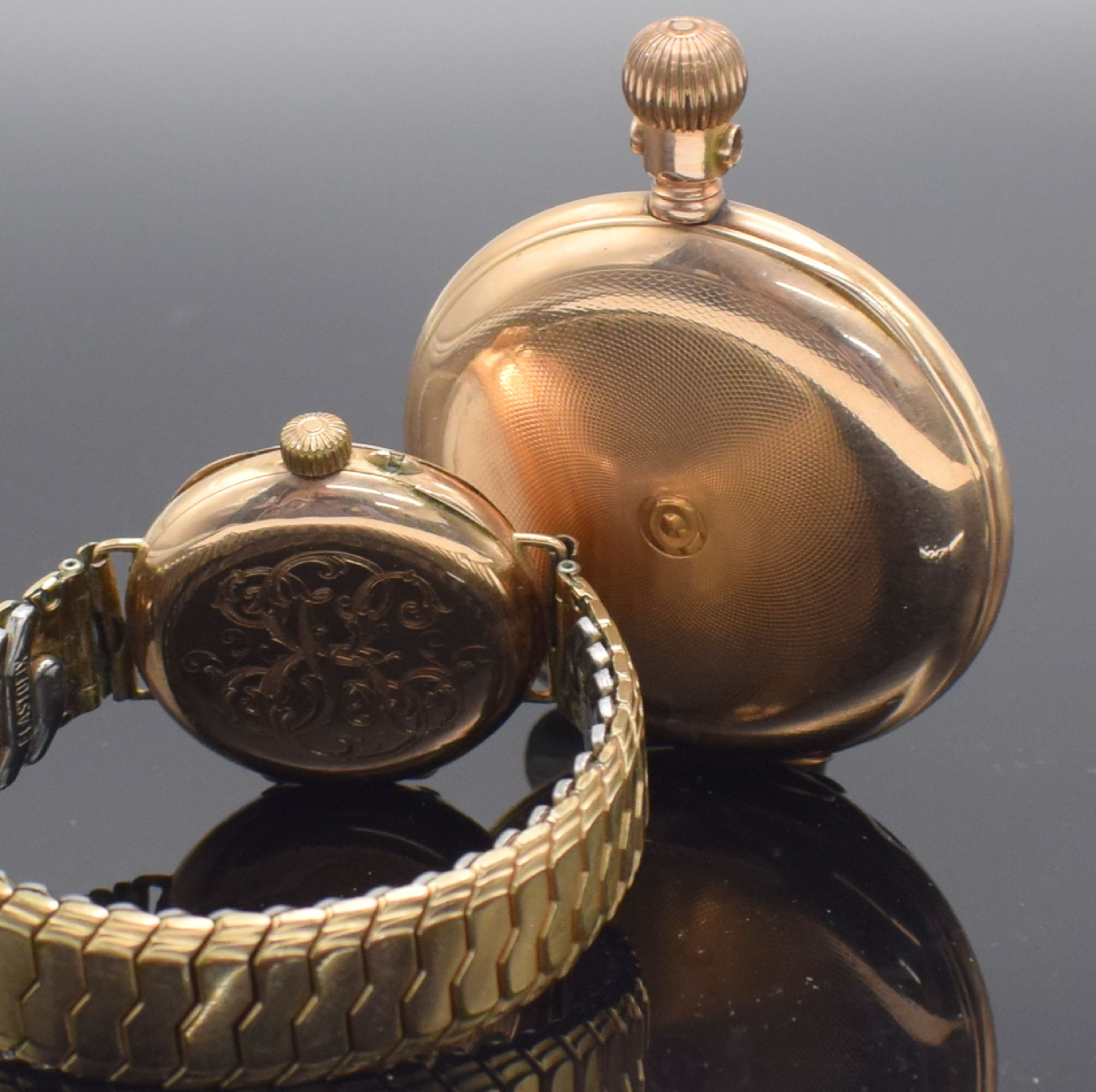 Detail d: Savonette Taschenuhr & umgebaute Taschenuhr in RG 585/000, Schweiz um 1890-1900, beide m. Monogramm (1x guill.) & Metallcuvette, Emailzifferbl. m. ...