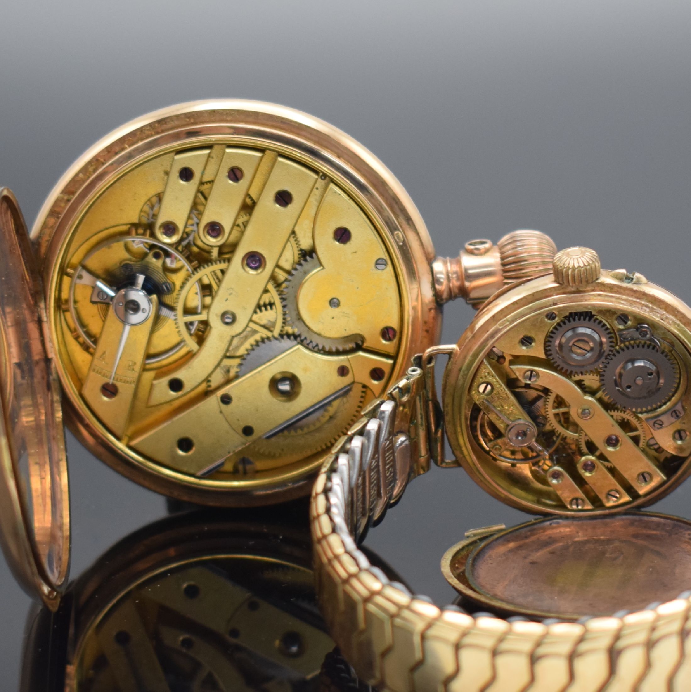 Detail e: Savonette Taschenuhr & umgebaute Taschenuhr in RG 585/000, Schweiz um 1890-1900, beide m. Monogramm (1x guill.) & Metallcuvette, Emailzifferbl. m. ...
