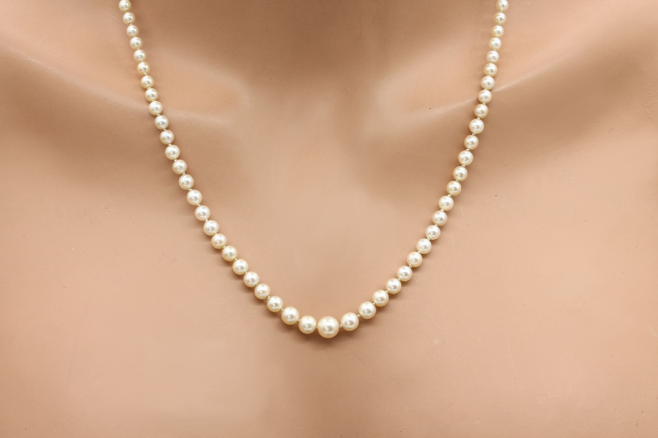 Detail b: Zuchtperlenkette, WG 590/000, 1930er Jahre, Zuchtperlen im Verlauf D. ca. 3.2 mm, L. ca. 55 cm, Sicherheitskettchen