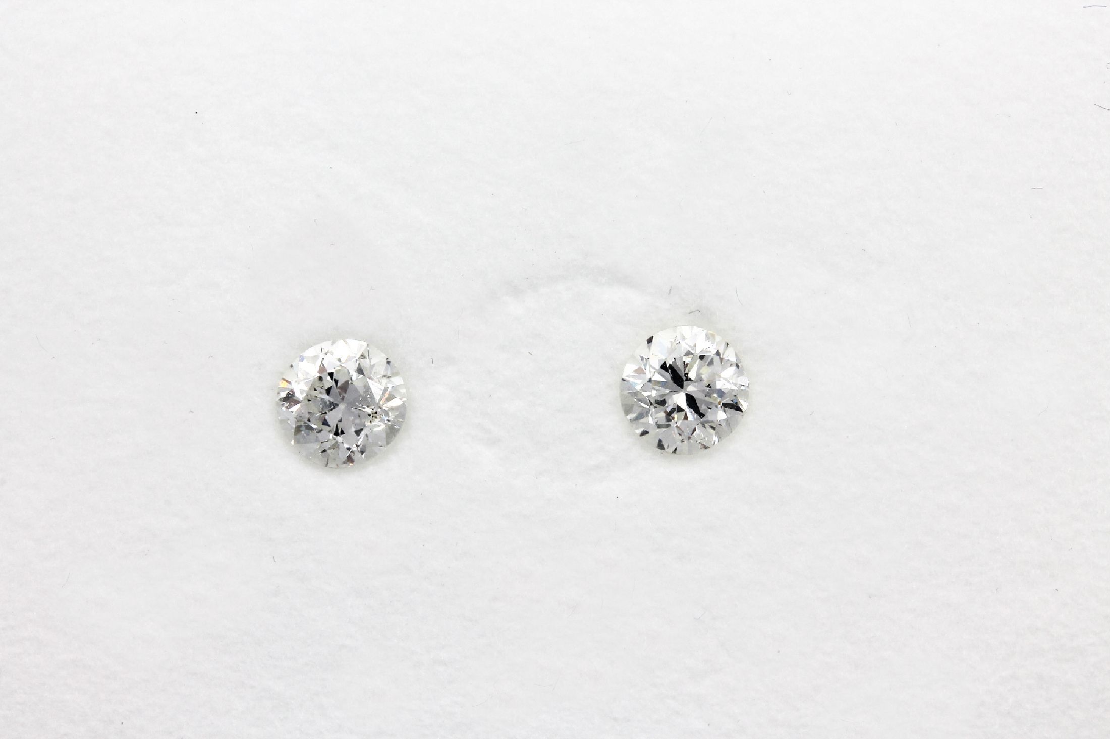 Lot 2 lose Brillanten zus. ca. 1.10 ct l.get .Weiß/p, 1 Stein besch.