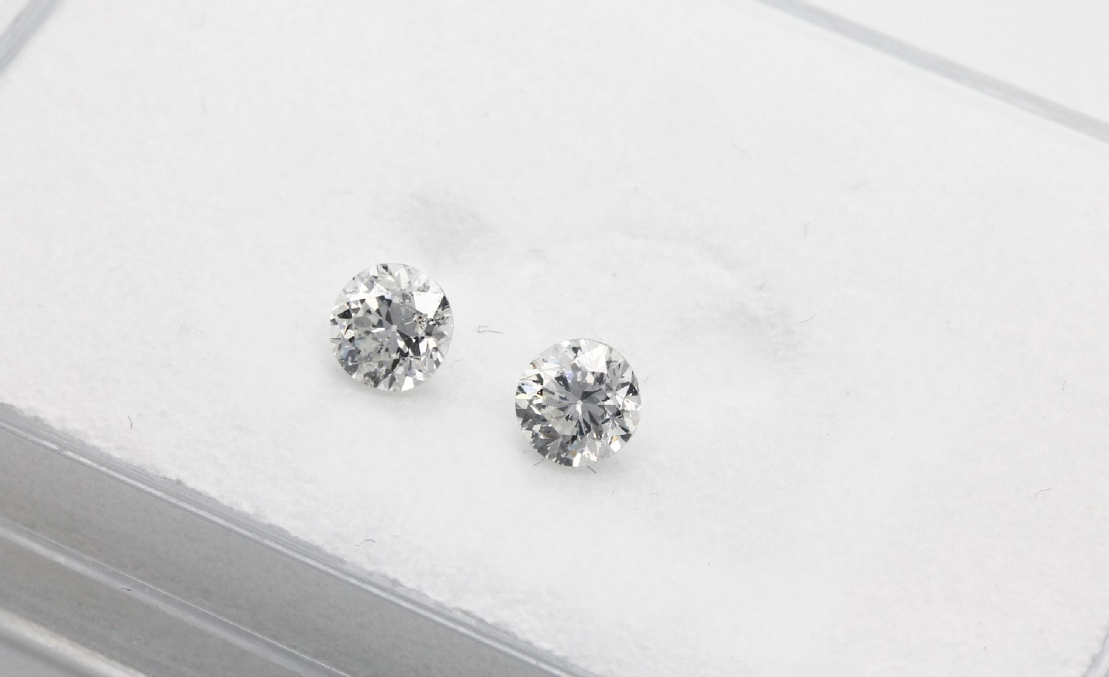 Detail a: Lot 2 lose Brillanten zus. ca. 1.10 ct l.get .Weiß/p, 1 Stein besch.