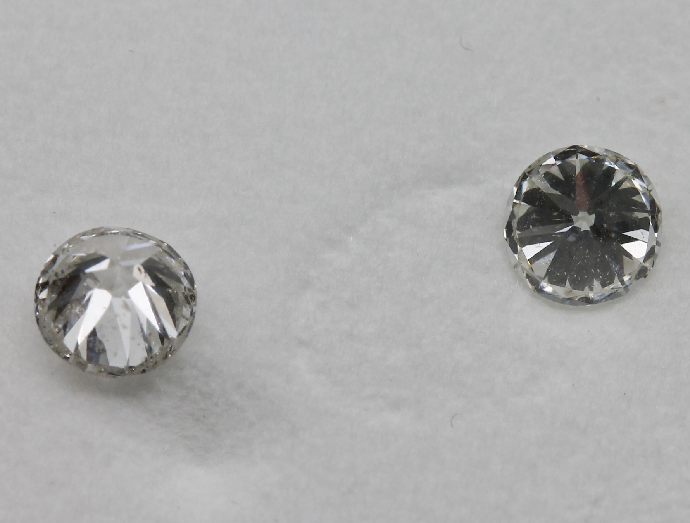 Detail b: Lot 2 lose Brillanten zus. ca. 1.10 ct l.get .Weiß/p, 1 Stein besch.