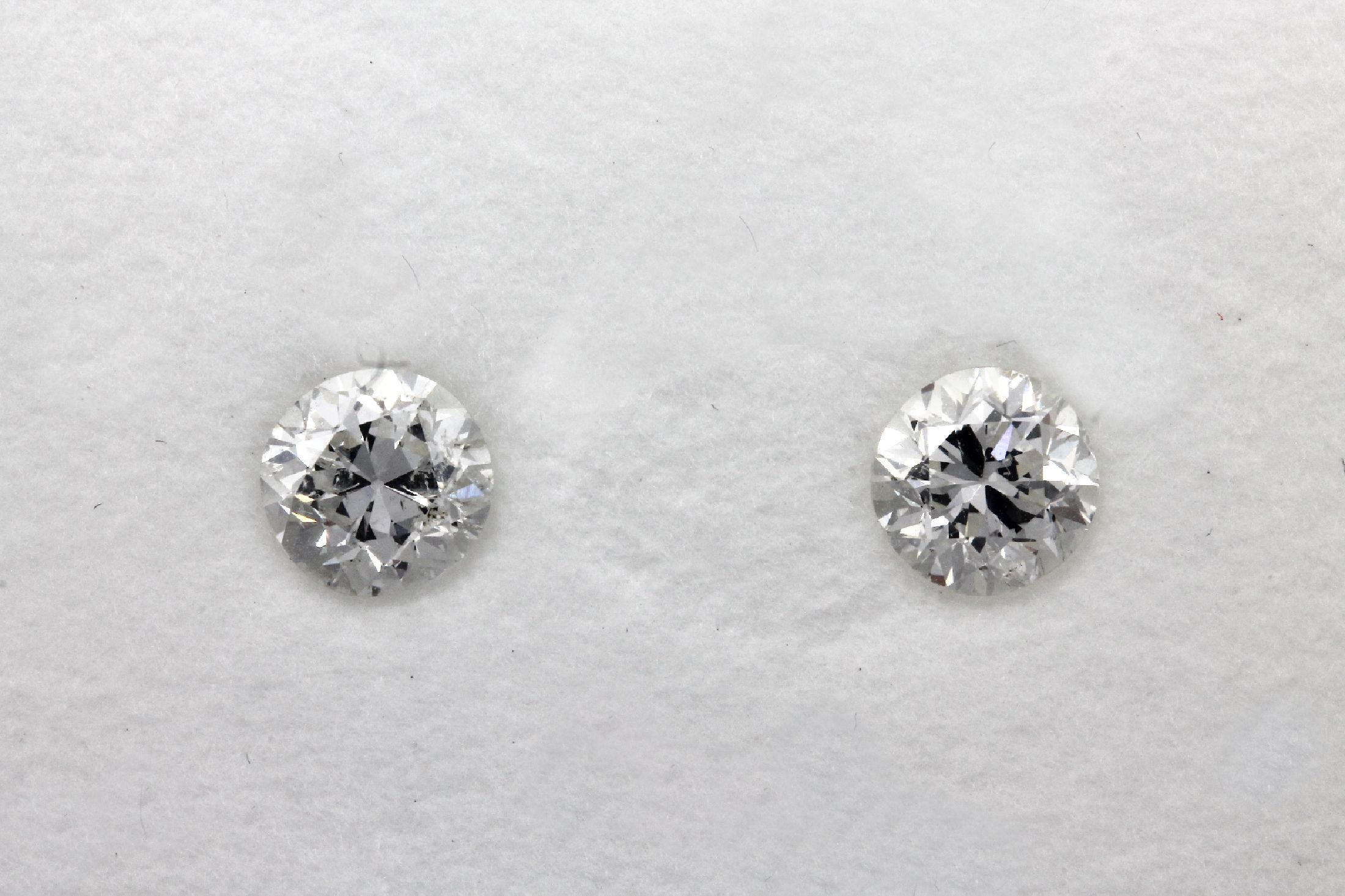 Detail c: Lot 2 lose Brillanten zus. ca. 1.10 ct l.get .Weiß/p, 1 Stein besch.