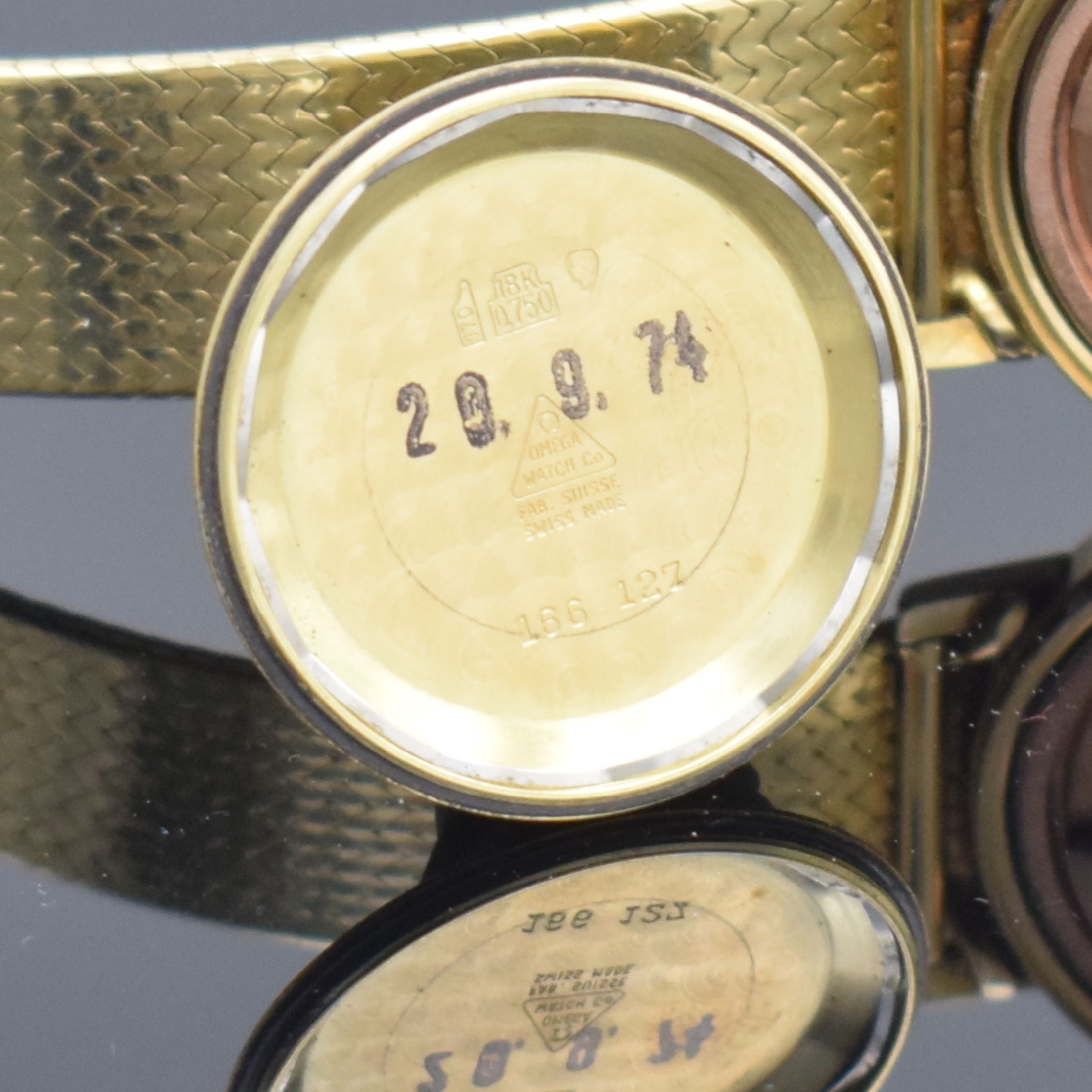 Detail g: OMEGA Herrenarmbanduhr Serie Geneve in GG 750/000 Referenz 166127, Schweiz um 1973, neutr. GG 750/000 Band, verschr. Boden m. Monogramm UC, ...