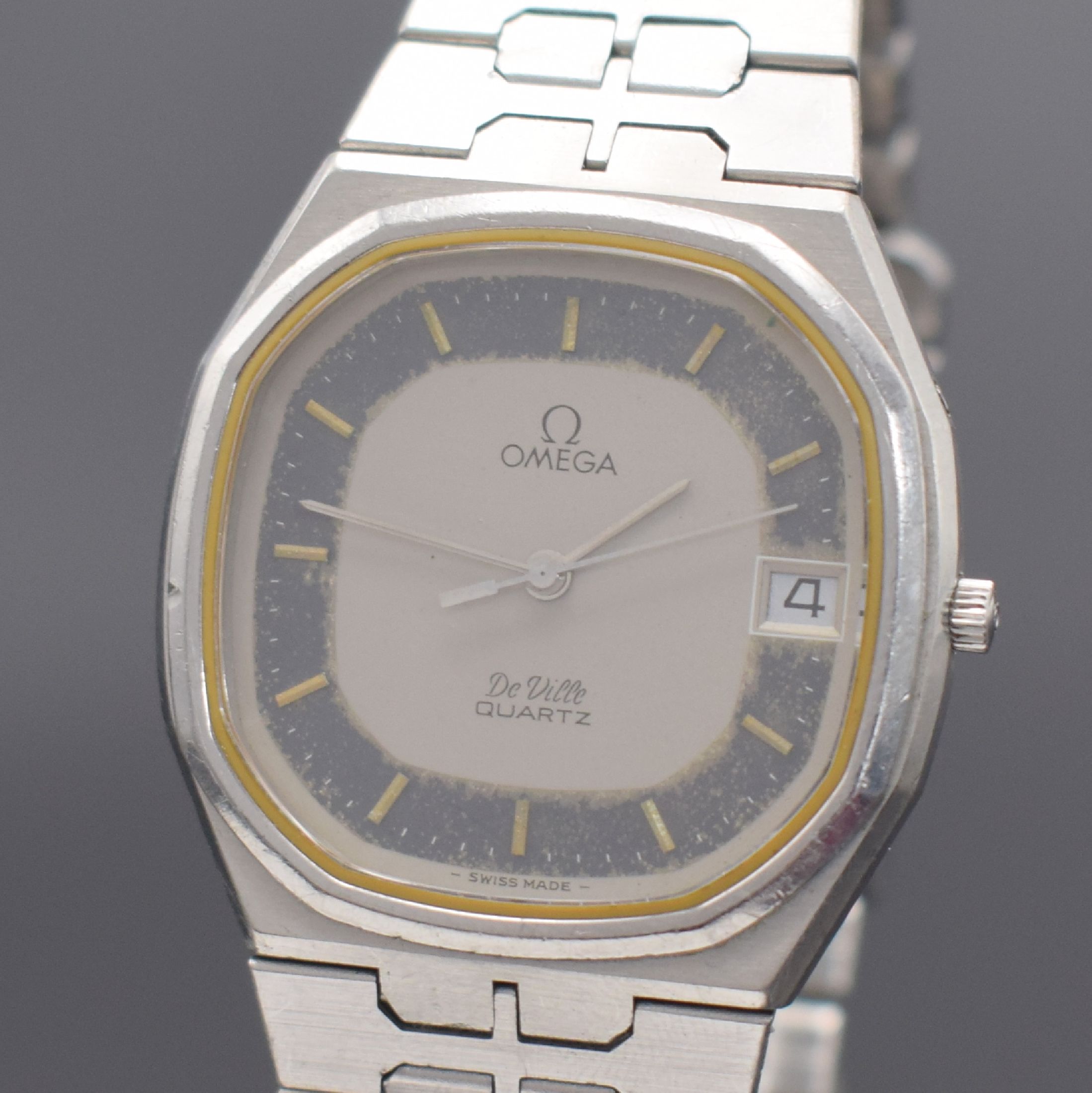 Detail a: OMEGA De Ville Armbanduhr in Stahl, Schweiz um 1979, quarz, Ref. 196.0145, orig. Stahlband, Boden aufgedr., seitl. Korrekturdr. außen b. 2, ...