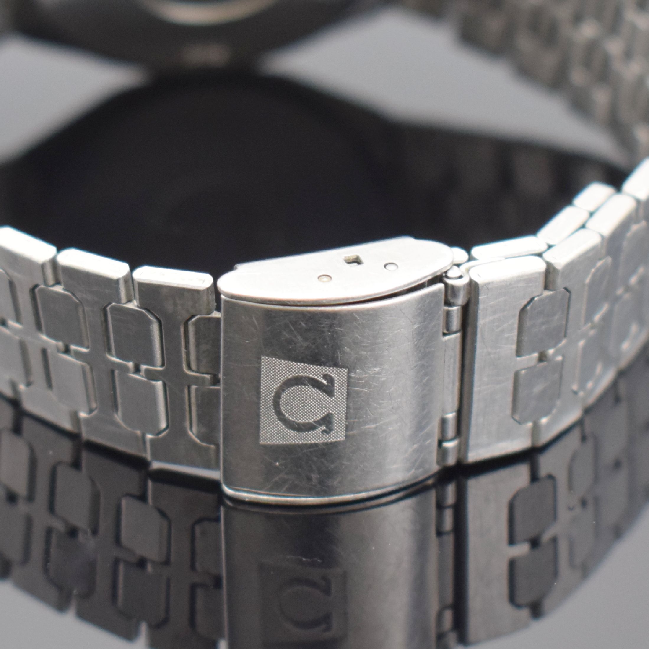 Detail c: OMEGA De Ville Armbanduhr in Stahl, Schweiz um 1979, quarz, Ref. 196.0145, orig. Stahlband, Boden aufgedr., seitl. Korrekturdr. außen b. 2, ...