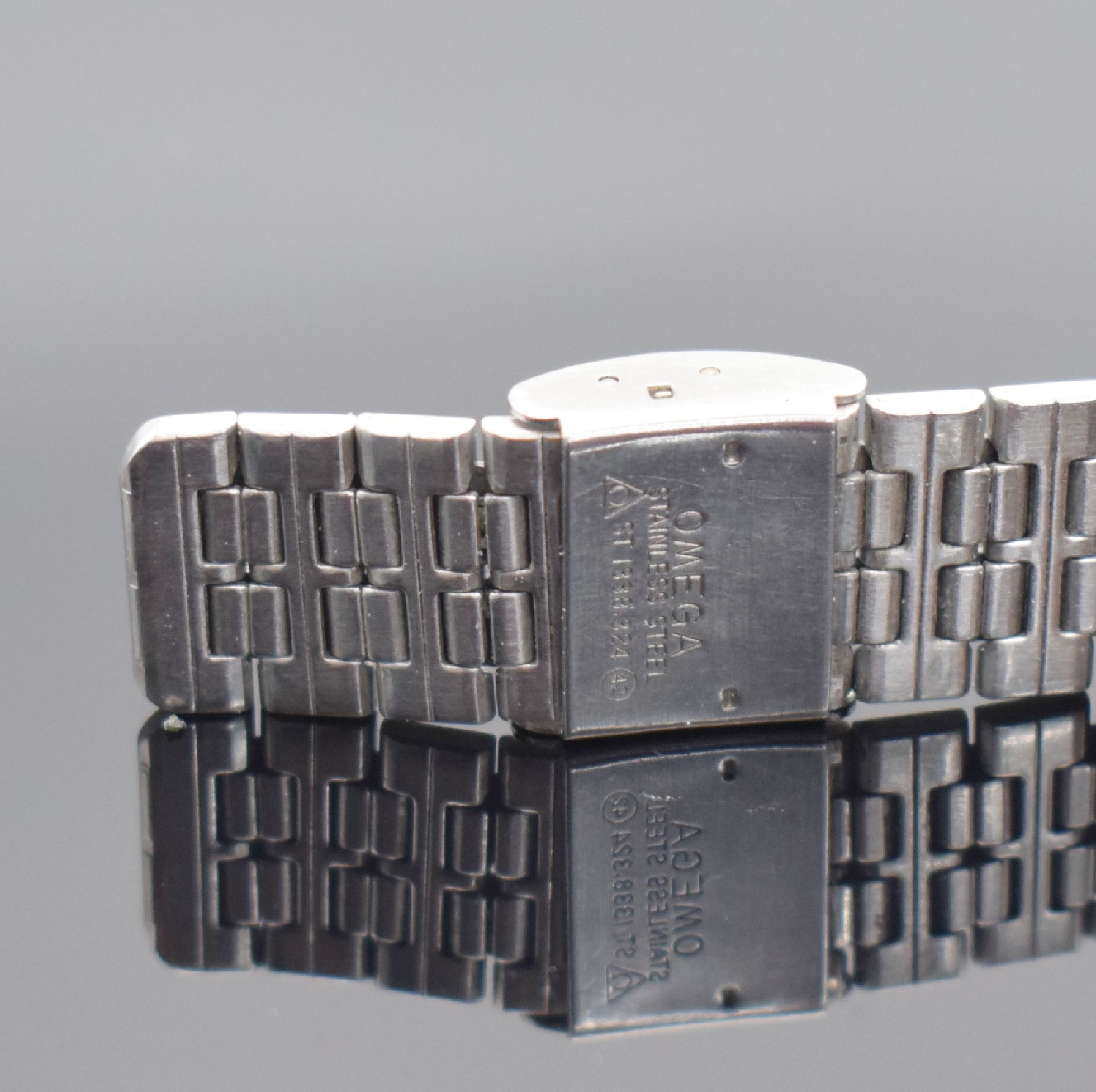 Detail d: OMEGA De Ville Armbanduhr in Stahl, Schweiz um 1979, quarz, Ref. 196.0145, orig. Stahlband, Boden aufgedr., seitl. Korrekturdr. außen b. 2, ...