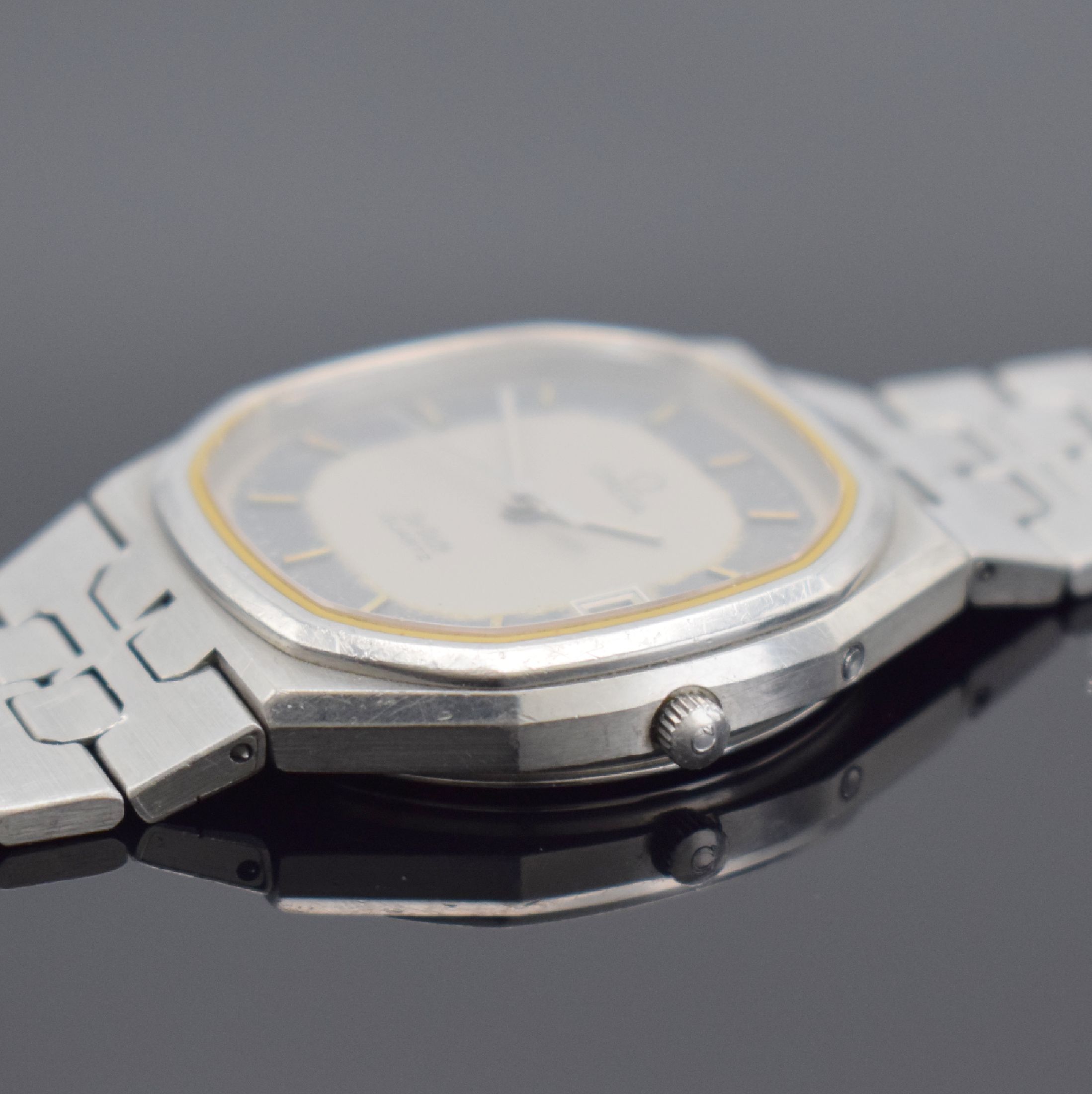Detail e: OMEGA De Ville Armbanduhr in Stahl, Schweiz um 1979, quarz, Ref. 196.0145, orig. Stahlband, Boden aufgedr., seitl. Korrekturdr. außen b. 2, ...
