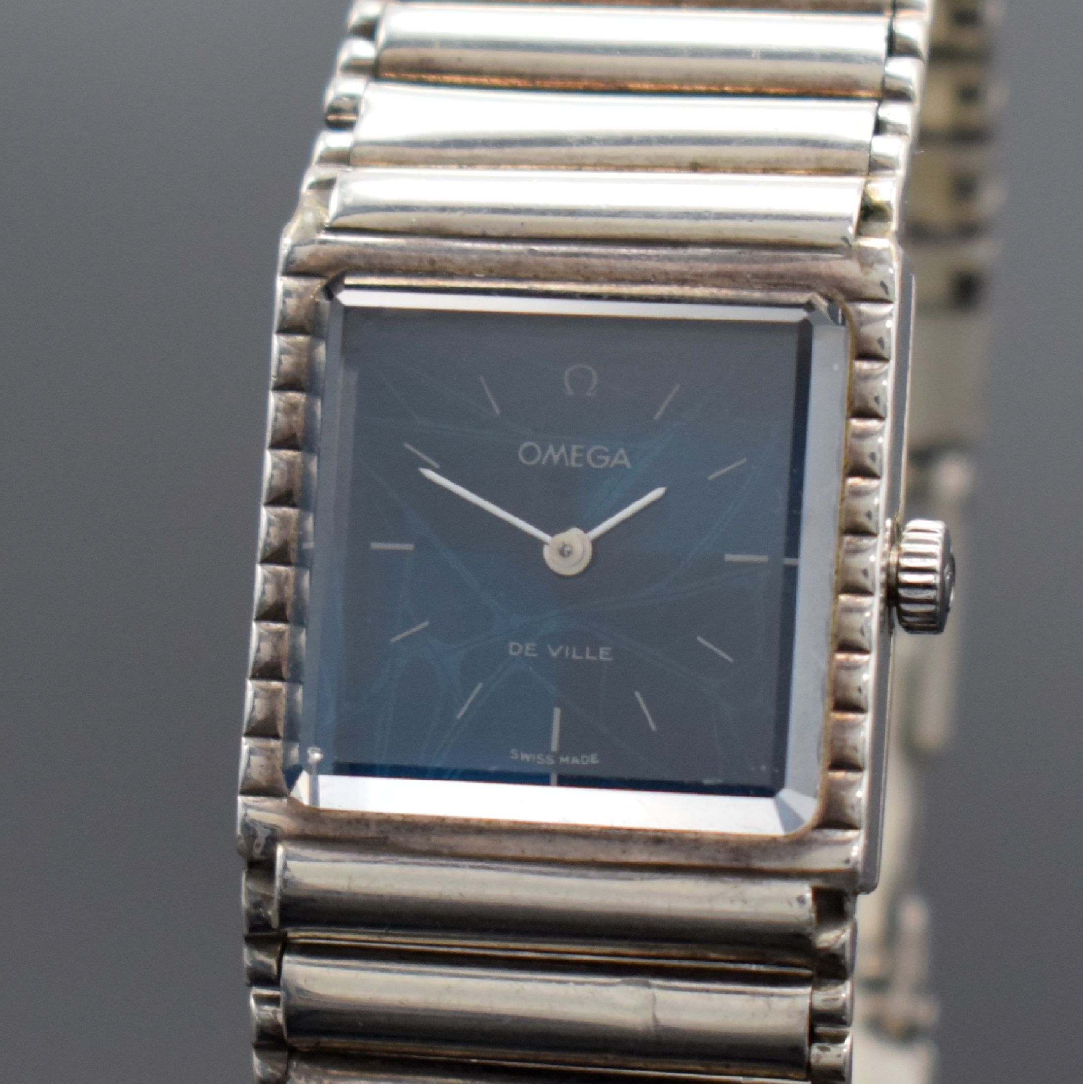 Detail a: OMEGA De Ville Armbanduhr in 925er Silber, Schweiz um 1975, Handaufzug, Geh. an orig. Silberband, Boden aufgedr., blaues 2-farbiges Zifferbl. riss., ...
