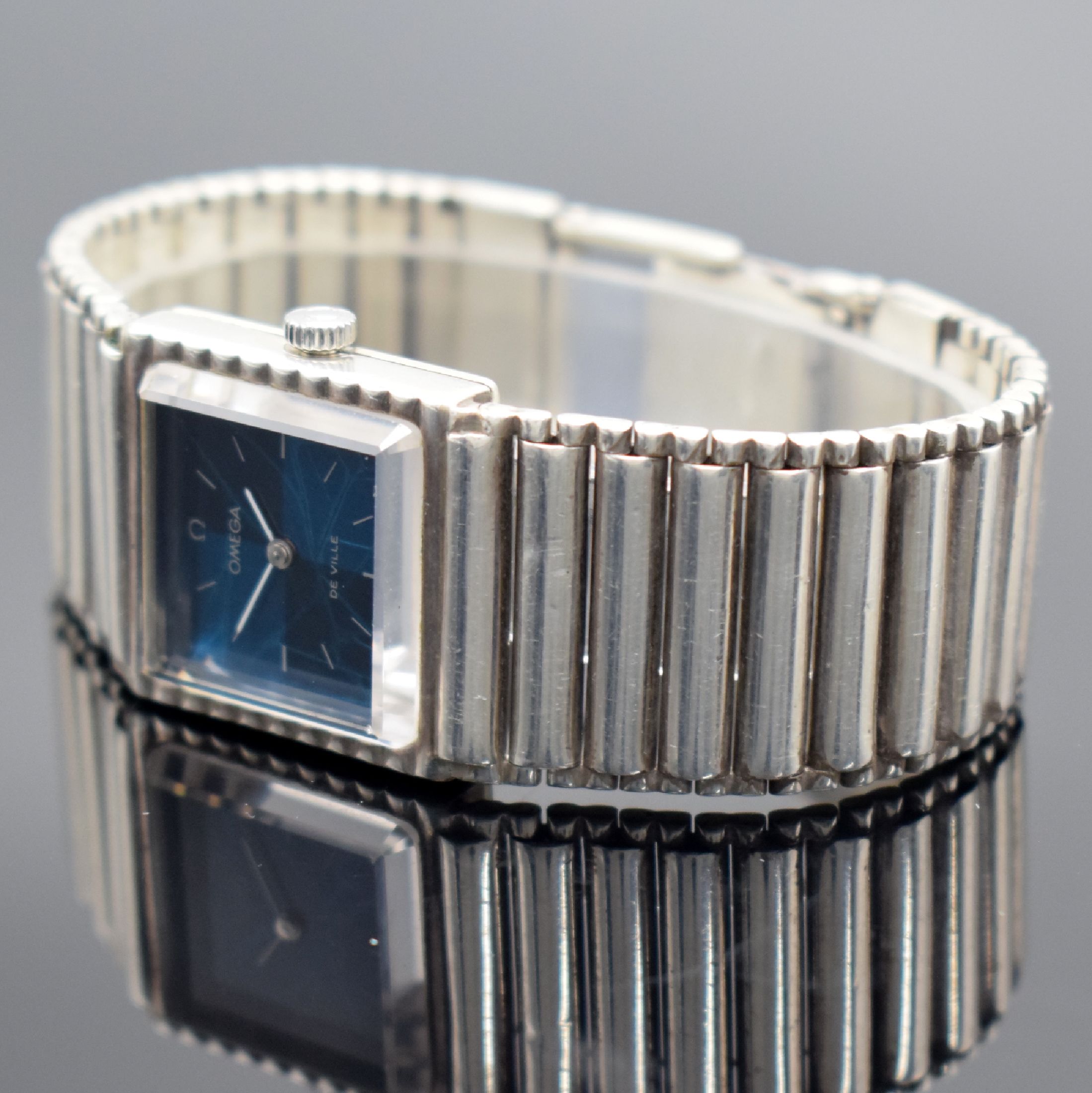 Detail b: OMEGA De Ville Armbanduhr in 925er Silber, Schweiz um 1975, Handaufzug, Geh. an orig. Silberband, Boden aufgedr., blaues 2-farbiges Zifferbl. riss., ...