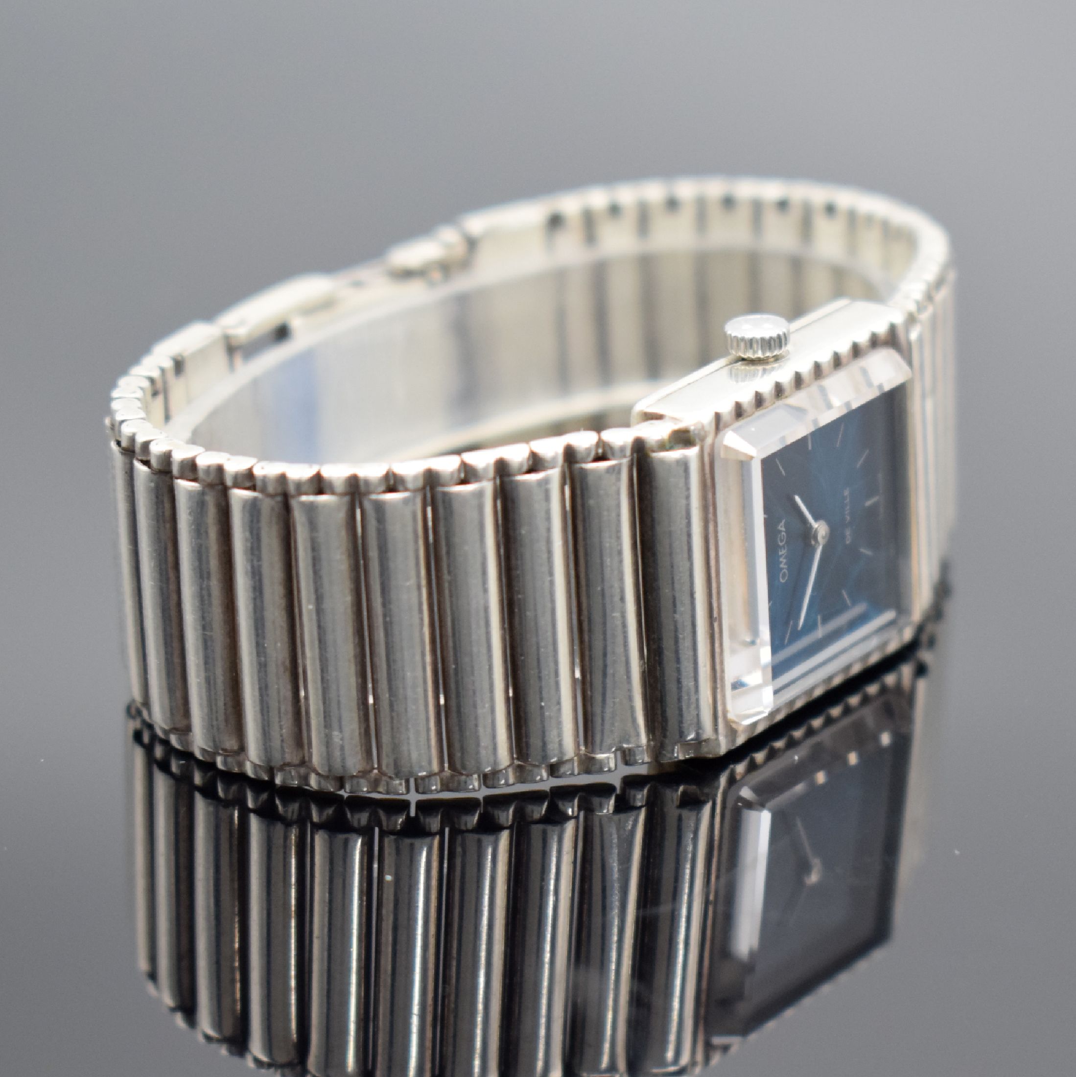 Detail c: OMEGA De Ville Armbanduhr in 925er Silber, Schweiz um 1975, Handaufzug, Geh. an orig. Silberband, Boden aufgedr., blaues 2-farbiges Zifferbl. riss., ...